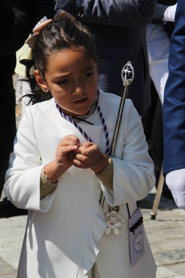 La luz y el gozo han puesto un gran broche a una Semana Santa, aciaga en sus momentos más intensos, a causa del mal tiempo que desde la noche del Miércoles y hasta el Viernes Santo trastocó en buena medida su desarrollo.Hoy el sol ha lucido en el cielo que como, cada Domingo de Resurrección, ha servido de Palio al hermoso Paso de la Virgen del Rosario, haciendo resplandecer, al tiempo, el momento culmen de esta celebración, el reencuentro en la Madre y el Hijo en la Fuente de los Santos, abarrotada de público. El momento ha sido emocionante, con los costaleros de la virgen y del Paso del Resucitado subiendo los brazos al cielo para representar el abrazo de ambas imágenes, ante la tradicional suelta de globos de ecolores y el estrépito de cornetas y tambores.La procesión ha seguido su curso hacia la Plaza de España, también muy concurrida, siendo en este escenario donde, miembros de Grupo Joven de la Cofradía del Coronado han regalado una petalada a la Virgen del Rosario. Ha sido un ofecimiento de la citada Cofradía que la noche del pasado Jueves no pudo obsequiar a su Virgen de la Amargura con esta lluvia de pétalos de rosas, a causa del mal tiempo.Así ha terminado la Semana Santa, incompleta para varias cofradías. La parte más amarga la han vivido la Cofradía del Señor Ecce-Homo que vió acortado su recorrido el Miércoles en una noche desapacible. También la Archicofradía del Santísimo Sacramento que apenas pudo asomarse a la calle y vió concentradas sus emociones en el templo patronal y la Cofradía del Señor Coronado de Espinas que también concentró el sentimieno y la devoción en la ermita de los Santos Mártires, viviendo momenos íntimos de gran emotividad. La Hermandad de la Esperanza Macarena brilló, sin embargo, en la Madrugá jerezana y la Cofradía de Nuestro Padre Jesús Nazareno derrochó fervor la tarde del Viernes en el interior de la iglesia visigoda de Santa María.