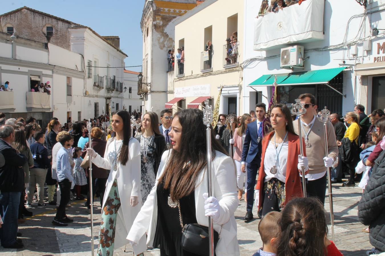 La luz y el gozo han puesto un gran broche a una Semana Santa, aciaga en sus momentos más intensos, a causa del mal tiempo que desde la noche del Miércoles y hasta el Viernes Santo trastocó en buena medida su desarrollo.Hoy el sol ha lucido en el cielo que como, cada Domingo de Resurrección, ha servido de Palio al hermoso Paso de la Virgen del Rosario, haciendo resplandecer, al tiempo, el momento culmen de esta celebración, el reencuentro en la Madre y el Hijo en la Fuente de los Santos, abarrotada de público. El momento ha sido emocionante, con los costaleros de la virgen y del Paso del Resucitado subiendo los brazos al cielo para representar el abrazo de ambas imágenes, ante la tradicional suelta de globos de ecolores y el estrépito de cornetas y tambores.La procesión ha seguido su curso hacia la Plaza de España, también muy concurrida, siendo en este escenario donde, miembros de Grupo Joven de la Cofradía del Coronado han regalado una petalada a la Virgen del Rosario. Ha sido un ofecimiento de la citada Cofradía que la noche del pasado Jueves no pudo obsequiar a su Virgen de la Amargura con esta lluvia de pétalos de rosas, a causa del mal tiempo.Así ha terminado la Semana Santa, incompleta para varias cofradías. La parte más amarga la han vivido la Cofradía del Señor Ecce-Homo que vió acortado su recorrido el Miércoles en una noche desapacible. También la Archicofradía del Santísimo Sacramento que apenas pudo asomarse a la calle y vió concentradas sus emociones en el templo patronal y la Cofradía del Señor Coronado de Espinas que también concentró el sentimieno y la devoción en la ermita de los Santos Mártires, viviendo momenos íntimos de gran emotividad. La Hermandad de la Esperanza Macarena brilló, sin embargo, en la Madrugá jerezana y la Cofradía de Nuestro Padre Jesús Nazareno derrochó fervor la tarde del Viernes en el interior de la iglesia visigoda de Santa María.