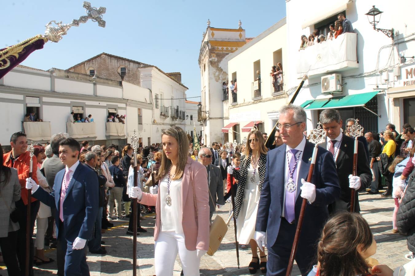 La luz y el gozo han puesto un gran broche a una Semana Santa, aciaga en sus momentos más intensos, a causa del mal tiempo que desde la noche del Miércoles y hasta el Viernes Santo trastocó en buena medida su desarrollo.Hoy el sol ha lucido en el cielo que como, cada Domingo de Resurrección, ha servido de Palio al hermoso Paso de la Virgen del Rosario, haciendo resplandecer, al tiempo, el momento culmen de esta celebración, el reencuentro en la Madre y el Hijo en la Fuente de los Santos, abarrotada de público. El momento ha sido emocionante, con los costaleros de la virgen y del Paso del Resucitado subiendo los brazos al cielo para representar el abrazo de ambas imágenes, ante la tradicional suelta de globos de ecolores y el estrépito de cornetas y tambores.La procesión ha seguido su curso hacia la Plaza de España, también muy concurrida, siendo en este escenario donde, miembros de Grupo Joven de la Cofradía del Coronado han regalado una petalada a la Virgen del Rosario. Ha sido un ofecimiento de la citada Cofradía que la noche del pasado Jueves no pudo obsequiar a su Virgen de la Amargura con esta lluvia de pétalos de rosas, a causa del mal tiempo.Así ha terminado la Semana Santa, incompleta para varias cofradías. La parte más amarga la han vivido la Cofradía del Señor Ecce-Homo que vió acortado su recorrido el Miércoles en una noche desapacible. También la Archicofradía del Santísimo Sacramento que apenas pudo asomarse a la calle y vió concentradas sus emociones en el templo patronal y la Cofradía del Señor Coronado de Espinas que también concentró el sentimieno y la devoción en la ermita de los Santos Mártires, viviendo momenos íntimos de gran emotividad. La Hermandad de la Esperanza Macarena brilló, sin embargo, en la Madrugá jerezana y la Cofradía de Nuestro Padre Jesús Nazareno derrochó fervor la tarde del Viernes en el interior de la iglesia visigoda de Santa María.