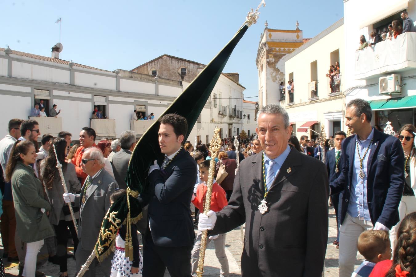 La luz y el gozo han puesto un gran broche a una Semana Santa, aciaga en sus momentos más intensos, a causa del mal tiempo que desde la noche del Miércoles y hasta el Viernes Santo trastocó en buena medida su desarrollo.Hoy el sol ha lucido en el cielo que como, cada Domingo de Resurrección, ha servido de Palio al hermoso Paso de la Virgen del Rosario, haciendo resplandecer, al tiempo, el momento culmen de esta celebración, el reencuentro en la Madre y el Hijo en la Fuente de los Santos, abarrotada de público. El momento ha sido emocionante, con los costaleros de la virgen y del Paso del Resucitado subiendo los brazos al cielo para representar el abrazo de ambas imágenes, ante la tradicional suelta de globos de ecolores y el estrépito de cornetas y tambores.La procesión ha seguido su curso hacia la Plaza de España, también muy concurrida, siendo en este escenario donde, miembros de Grupo Joven de la Cofradía del Coronado han regalado una petalada a la Virgen del Rosario. Ha sido un ofecimiento de la citada Cofradía que la noche del pasado Jueves no pudo obsequiar a su Virgen de la Amargura con esta lluvia de pétalos de rosas, a causa del mal tiempo.Así ha terminado la Semana Santa, incompleta para varias cofradías. La parte más amarga la han vivido la Cofradía del Señor Ecce-Homo que vió acortado su recorrido el Miércoles en una noche desapacible. También la Archicofradía del Santísimo Sacramento que apenas pudo asomarse a la calle y vió concentradas sus emociones en el templo patronal y la Cofradía del Señor Coronado de Espinas que también concentró el sentimieno y la devoción en la ermita de los Santos Mártires, viviendo momenos íntimos de gran emotividad. La Hermandad de la Esperanza Macarena brilló, sin embargo, en la Madrugá jerezana y la Cofradía de Nuestro Padre Jesús Nazareno derrochó fervor la tarde del Viernes en el interior de la iglesia visigoda de Santa María.
