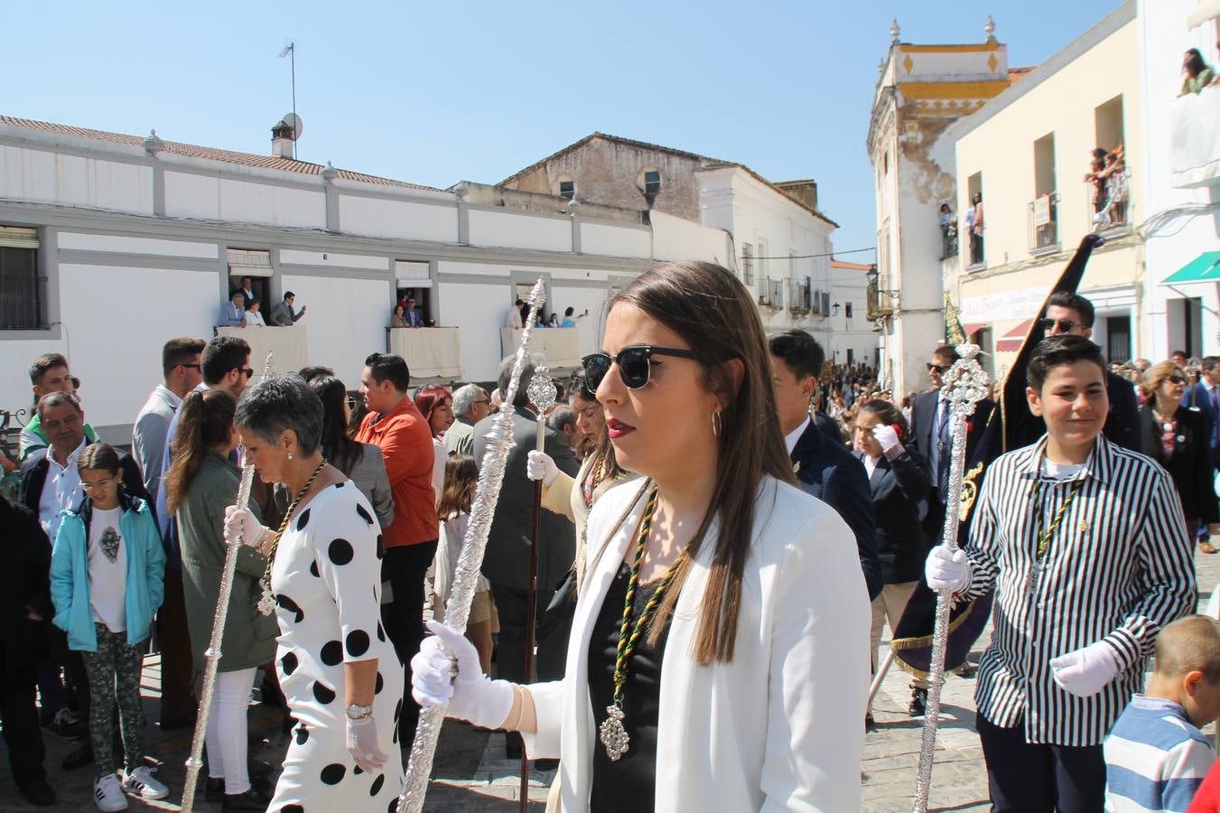 La luz y el gozo han puesto un gran broche a una Semana Santa, aciaga en sus momentos más intensos, a causa del mal tiempo que desde la noche del Miércoles y hasta el Viernes Santo trastocó en buena medida su desarrollo.Hoy el sol ha lucido en el cielo que como, cada Domingo de Resurrección, ha servido de Palio al hermoso Paso de la Virgen del Rosario, haciendo resplandecer, al tiempo, el momento culmen de esta celebración, el reencuentro en la Madre y el Hijo en la Fuente de los Santos, abarrotada de público. El momento ha sido emocionante, con los costaleros de la virgen y del Paso del Resucitado subiendo los brazos al cielo para representar el abrazo de ambas imágenes, ante la tradicional suelta de globos de ecolores y el estrépito de cornetas y tambores.La procesión ha seguido su curso hacia la Plaza de España, también muy concurrida, siendo en este escenario donde, miembros de Grupo Joven de la Cofradía del Coronado han regalado una petalada a la Virgen del Rosario. Ha sido un ofecimiento de la citada Cofradía que la noche del pasado Jueves no pudo obsequiar a su Virgen de la Amargura con esta lluvia de pétalos de rosas, a causa del mal tiempo.Así ha terminado la Semana Santa, incompleta para varias cofradías. La parte más amarga la han vivido la Cofradía del Señor Ecce-Homo que vió acortado su recorrido el Miércoles en una noche desapacible. También la Archicofradía del Santísimo Sacramento que apenas pudo asomarse a la calle y vió concentradas sus emociones en el templo patronal y la Cofradía del Señor Coronado de Espinas que también concentró el sentimieno y la devoción en la ermita de los Santos Mártires, viviendo momenos íntimos de gran emotividad. La Hermandad de la Esperanza Macarena brilló, sin embargo, en la Madrugá jerezana y la Cofradía de Nuestro Padre Jesús Nazareno derrochó fervor la tarde del Viernes en el interior de la iglesia visigoda de Santa María.