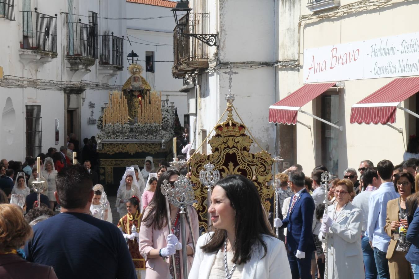 La luz y el gozo han puesto un gran broche a una Semana Santa, aciaga en sus momentos más intensos, a causa del mal tiempo que desde la noche del Miércoles y hasta el Viernes Santo trastocó en buena medida su desarrollo.Hoy el sol ha lucido en el cielo que como, cada Domingo de Resurrección, ha servido de Palio al hermoso Paso de la Virgen del Rosario, haciendo resplandecer, al tiempo, el momento culmen de esta celebración, el reencuentro en la Madre y el Hijo en la Fuente de los Santos, abarrotada de público. El momento ha sido emocionante, con los costaleros de la virgen y del Paso del Resucitado subiendo los brazos al cielo para representar el abrazo de ambas imágenes, ante la tradicional suelta de globos de ecolores y el estrépito de cornetas y tambores.La procesión ha seguido su curso hacia la Plaza de España, también muy concurrida, siendo en este escenario donde, miembros de Grupo Joven de la Cofradía del Coronado han regalado una petalada a la Virgen del Rosario. Ha sido un ofecimiento de la citada Cofradía que la noche del pasado Jueves no pudo obsequiar a su Virgen de la Amargura con esta lluvia de pétalos de rosas, a causa del mal tiempo.Así ha terminado la Semana Santa, incompleta para varias cofradías. La parte más amarga la han vivido la Cofradía del Señor Ecce-Homo que vió acortado su recorrido el Miércoles en una noche desapacible. También la Archicofradía del Santísimo Sacramento que apenas pudo asomarse a la calle y vió concentradas sus emociones en el templo patronal y la Cofradía del Señor Coronado de Espinas que también concentró el sentimieno y la devoción en la ermita de los Santos Mártires, viviendo momenos íntimos de gran emotividad. La Hermandad de la Esperanza Macarena brilló, sin embargo, en la Madrugá jerezana y la Cofradía de Nuestro Padre Jesús Nazareno derrochó fervor la tarde del Viernes en el interior de la iglesia visigoda de Santa María.