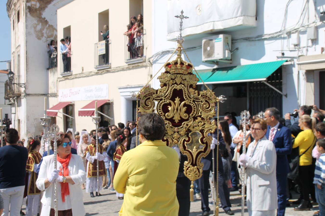 La luz y el gozo han puesto un gran broche a una Semana Santa, aciaga en sus momentos más intensos, a causa del mal tiempo que desde la noche del Miércoles y hasta el Viernes Santo trastocó en buena medida su desarrollo.Hoy el sol ha lucido en el cielo que como, cada Domingo de Resurrección, ha servido de Palio al hermoso Paso de la Virgen del Rosario, haciendo resplandecer, al tiempo, el momento culmen de esta celebración, el reencuentro en la Madre y el Hijo en la Fuente de los Santos, abarrotada de público. El momento ha sido emocionante, con los costaleros de la virgen y del Paso del Resucitado subiendo los brazos al cielo para representar el abrazo de ambas imágenes, ante la tradicional suelta de globos de ecolores y el estrépito de cornetas y tambores.La procesión ha seguido su curso hacia la Plaza de España, también muy concurrida, siendo en este escenario donde, miembros de Grupo Joven de la Cofradía del Coronado han regalado una petalada a la Virgen del Rosario. Ha sido un ofecimiento de la citada Cofradía que la noche del pasado Jueves no pudo obsequiar a su Virgen de la Amargura con esta lluvia de pétalos de rosas, a causa del mal tiempo.Así ha terminado la Semana Santa, incompleta para varias cofradías. La parte más amarga la han vivido la Cofradía del Señor Ecce-Homo que vió acortado su recorrido el Miércoles en una noche desapacible. También la Archicofradía del Santísimo Sacramento que apenas pudo asomarse a la calle y vió concentradas sus emociones en el templo patronal y la Cofradía del Señor Coronado de Espinas que también concentró el sentimieno y la devoción en la ermita de los Santos Mártires, viviendo momenos íntimos de gran emotividad. La Hermandad de la Esperanza Macarena brilló, sin embargo, en la Madrugá jerezana y la Cofradía de Nuestro Padre Jesús Nazareno derrochó fervor la tarde del Viernes en el interior de la iglesia visigoda de Santa María.