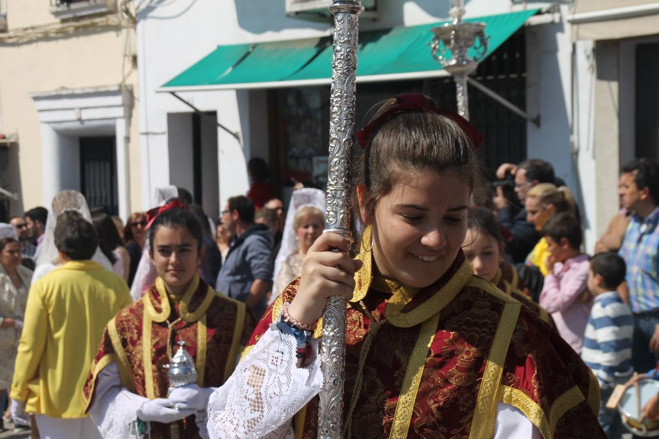 La luz y el gozo han puesto un gran broche a una Semana Santa, aciaga en sus momentos más intensos, a causa del mal tiempo que desde la noche del Miércoles y hasta el Viernes Santo trastocó en buena medida su desarrollo.Hoy el sol ha lucido en el cielo que como, cada Domingo de Resurrección, ha servido de Palio al hermoso Paso de la Virgen del Rosario, haciendo resplandecer, al tiempo, el momento culmen de esta celebración, el reencuentro en la Madre y el Hijo en la Fuente de los Santos, abarrotada de público. El momento ha sido emocionante, con los costaleros de la virgen y del Paso del Resucitado subiendo los brazos al cielo para representar el abrazo de ambas imágenes, ante la tradicional suelta de globos de ecolores y el estrépito de cornetas y tambores.La procesión ha seguido su curso hacia la Plaza de España, también muy concurrida, siendo en este escenario donde, miembros de Grupo Joven de la Cofradía del Coronado han regalado una petalada a la Virgen del Rosario. Ha sido un ofecimiento de la citada Cofradía que la noche del pasado Jueves no pudo obsequiar a su Virgen de la Amargura con esta lluvia de pétalos de rosas, a causa del mal tiempo.Así ha terminado la Semana Santa, incompleta para varias cofradías. La parte más amarga la han vivido la Cofradía del Señor Ecce-Homo que vió acortado su recorrido el Miércoles en una noche desapacible. También la Archicofradía del Santísimo Sacramento que apenas pudo asomarse a la calle y vió concentradas sus emociones en el templo patronal y la Cofradía del Señor Coronado de Espinas que también concentró el sentimieno y la devoción en la ermita de los Santos Mártires, viviendo momenos íntimos de gran emotividad. La Hermandad de la Esperanza Macarena brilló, sin embargo, en la Madrugá jerezana y la Cofradía de Nuestro Padre Jesús Nazareno derrochó fervor la tarde del Viernes en el interior de la iglesia visigoda de Santa María.