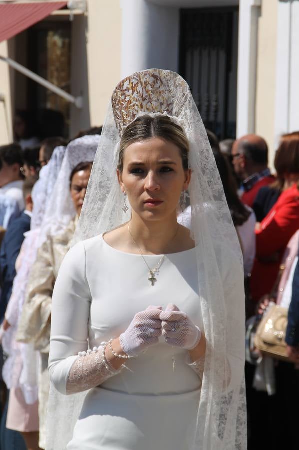 La luz y el gozo han puesto un gran broche a una Semana Santa, aciaga en sus momentos más intensos, a causa del mal tiempo que desde la noche del Miércoles y hasta el Viernes Santo trastocó en buena medida su desarrollo.Hoy el sol ha lucido en el cielo que como, cada Domingo de Resurrección, ha servido de Palio al hermoso Paso de la Virgen del Rosario, haciendo resplandecer, al tiempo, el momento culmen de esta celebración, el reencuentro en la Madre y el Hijo en la Fuente de los Santos, abarrotada de público. El momento ha sido emocionante, con los costaleros de la virgen y del Paso del Resucitado subiendo los brazos al cielo para representar el abrazo de ambas imágenes, ante la tradicional suelta de globos de ecolores y el estrépito de cornetas y tambores.La procesión ha seguido su curso hacia la Plaza de España, también muy concurrida, siendo en este escenario donde, miembros de Grupo Joven de la Cofradía del Coronado han regalado una petalada a la Virgen del Rosario. Ha sido un ofecimiento de la citada Cofradía que la noche del pasado Jueves no pudo obsequiar a su Virgen de la Amargura con esta lluvia de pétalos de rosas, a causa del mal tiempo.Así ha terminado la Semana Santa, incompleta para varias cofradías. La parte más amarga la han vivido la Cofradía del Señor Ecce-Homo que vió acortado su recorrido el Miércoles en una noche desapacible. También la Archicofradía del Santísimo Sacramento que apenas pudo asomarse a la calle y vió concentradas sus emociones en el templo patronal y la Cofradía del Señor Coronado de Espinas que también concentró el sentimieno y la devoción en la ermita de los Santos Mártires, viviendo momenos íntimos de gran emotividad. La Hermandad de la Esperanza Macarena brilló, sin embargo, en la Madrugá jerezana y la Cofradía de Nuestro Padre Jesús Nazareno derrochó fervor la tarde del Viernes en el interior de la iglesia visigoda de Santa María.