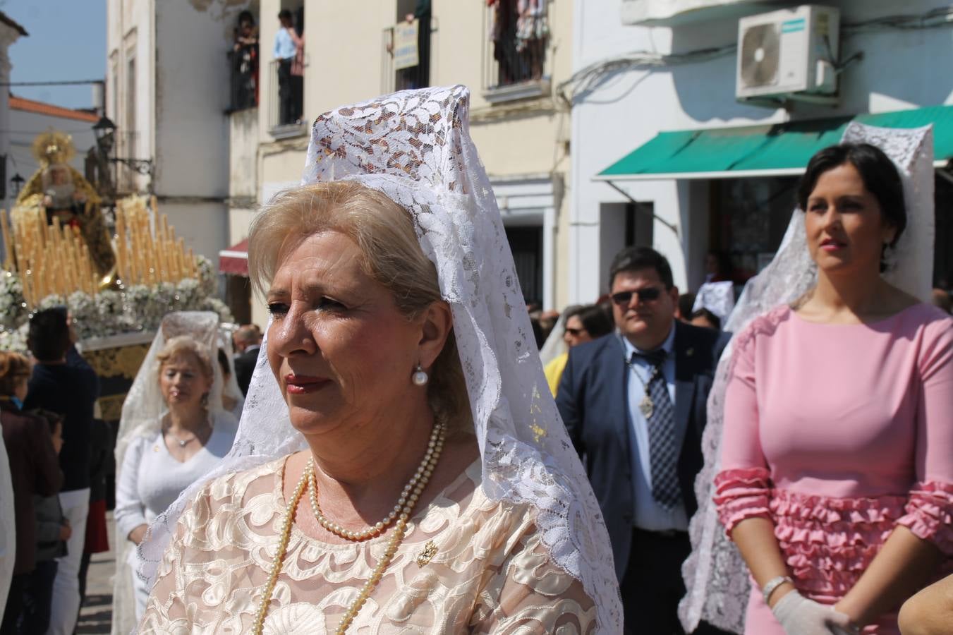 La luz y el gozo han puesto un gran broche a una Semana Santa, aciaga en sus momentos más intensos, a causa del mal tiempo que desde la noche del Miércoles y hasta el Viernes Santo trastocó en buena medida su desarrollo.Hoy el sol ha lucido en el cielo que como, cada Domingo de Resurrección, ha servido de Palio al hermoso Paso de la Virgen del Rosario, haciendo resplandecer, al tiempo, el momento culmen de esta celebración, el reencuentro en la Madre y el Hijo en la Fuente de los Santos, abarrotada de público. El momento ha sido emocionante, con los costaleros de la virgen y del Paso del Resucitado subiendo los brazos al cielo para representar el abrazo de ambas imágenes, ante la tradicional suelta de globos de ecolores y el estrépito de cornetas y tambores.La procesión ha seguido su curso hacia la Plaza de España, también muy concurrida, siendo en este escenario donde, miembros de Grupo Joven de la Cofradía del Coronado han regalado una petalada a la Virgen del Rosario. Ha sido un ofecimiento de la citada Cofradía que la noche del pasado Jueves no pudo obsequiar a su Virgen de la Amargura con esta lluvia de pétalos de rosas, a causa del mal tiempo.Así ha terminado la Semana Santa, incompleta para varias cofradías. La parte más amarga la han vivido la Cofradía del Señor Ecce-Homo que vió acortado su recorrido el Miércoles en una noche desapacible. También la Archicofradía del Santísimo Sacramento que apenas pudo asomarse a la calle y vió concentradas sus emociones en el templo patronal y la Cofradía del Señor Coronado de Espinas que también concentró el sentimieno y la devoción en la ermita de los Santos Mártires, viviendo momenos íntimos de gran emotividad. La Hermandad de la Esperanza Macarena brilló, sin embargo, en la Madrugá jerezana y la Cofradía de Nuestro Padre Jesús Nazareno derrochó fervor la tarde del Viernes en el interior de la iglesia visigoda de Santa María.