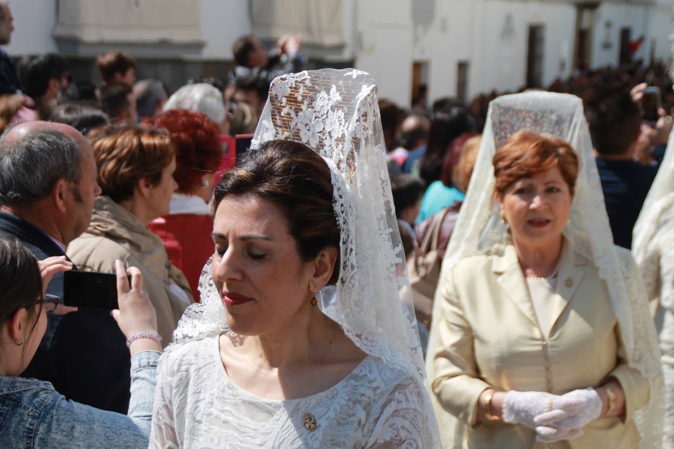 La luz y el gozo han puesto un gran broche a una Semana Santa, aciaga en sus momentos más intensos, a causa del mal tiempo que desde la noche del Miércoles y hasta el Viernes Santo trastocó en buena medida su desarrollo.Hoy el sol ha lucido en el cielo que como, cada Domingo de Resurrección, ha servido de Palio al hermoso Paso de la Virgen del Rosario, haciendo resplandecer, al tiempo, el momento culmen de esta celebración, el reencuentro en la Madre y el Hijo en la Fuente de los Santos, abarrotada de público. El momento ha sido emocionante, con los costaleros de la virgen y del Paso del Resucitado subiendo los brazos al cielo para representar el abrazo de ambas imágenes, ante la tradicional suelta de globos de ecolores y el estrépito de cornetas y tambores.La procesión ha seguido su curso hacia la Plaza de España, también muy concurrida, siendo en este escenario donde, miembros de Grupo Joven de la Cofradía del Coronado han regalado una petalada a la Virgen del Rosario. Ha sido un ofecimiento de la citada Cofradía que la noche del pasado Jueves no pudo obsequiar a su Virgen de la Amargura con esta lluvia de pétalos de rosas, a causa del mal tiempo.Así ha terminado la Semana Santa, incompleta para varias cofradías. La parte más amarga la han vivido la Cofradía del Señor Ecce-Homo que vió acortado su recorrido el Miércoles en una noche desapacible. También la Archicofradía del Santísimo Sacramento que apenas pudo asomarse a la calle y vió concentradas sus emociones en el templo patronal y la Cofradía del Señor Coronado de Espinas que también concentró el sentimieno y la devoción en la ermita de los Santos Mártires, viviendo momenos íntimos de gran emotividad. La Hermandad de la Esperanza Macarena brilló, sin embargo, en la Madrugá jerezana y la Cofradía de Nuestro Padre Jesús Nazareno derrochó fervor la tarde del Viernes en el interior de la iglesia visigoda de Santa María.