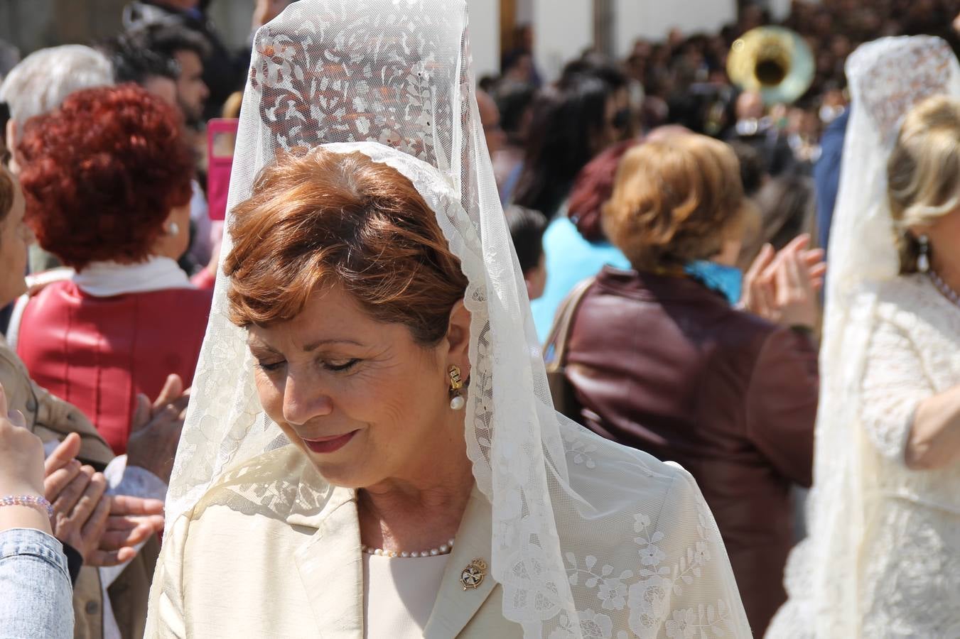 La luz y el gozo han puesto un gran broche a una Semana Santa, aciaga en sus momentos más intensos, a causa del mal tiempo que desde la noche del Miércoles y hasta el Viernes Santo trastocó en buena medida su desarrollo.Hoy el sol ha lucido en el cielo que como, cada Domingo de Resurrección, ha servido de Palio al hermoso Paso de la Virgen del Rosario, haciendo resplandecer, al tiempo, el momento culmen de esta celebración, el reencuentro en la Madre y el Hijo en la Fuente de los Santos, abarrotada de público. El momento ha sido emocionante, con los costaleros de la virgen y del Paso del Resucitado subiendo los brazos al cielo para representar el abrazo de ambas imágenes, ante la tradicional suelta de globos de ecolores y el estrépito de cornetas y tambores.La procesión ha seguido su curso hacia la Plaza de España, también muy concurrida, siendo en este escenario donde, miembros de Grupo Joven de la Cofradía del Coronado han regalado una petalada a la Virgen del Rosario. Ha sido un ofecimiento de la citada Cofradía que la noche del pasado Jueves no pudo obsequiar a su Virgen de la Amargura con esta lluvia de pétalos de rosas, a causa del mal tiempo.Así ha terminado la Semana Santa, incompleta para varias cofradías. La parte más amarga la han vivido la Cofradía del Señor Ecce-Homo que vió acortado su recorrido el Miércoles en una noche desapacible. También la Archicofradía del Santísimo Sacramento que apenas pudo asomarse a la calle y vió concentradas sus emociones en el templo patronal y la Cofradía del Señor Coronado de Espinas que también concentró el sentimieno y la devoción en la ermita de los Santos Mártires, viviendo momenos íntimos de gran emotividad. La Hermandad de la Esperanza Macarena brilló, sin embargo, en la Madrugá jerezana y la Cofradía de Nuestro Padre Jesús Nazareno derrochó fervor la tarde del Viernes en el interior de la iglesia visigoda de Santa María.