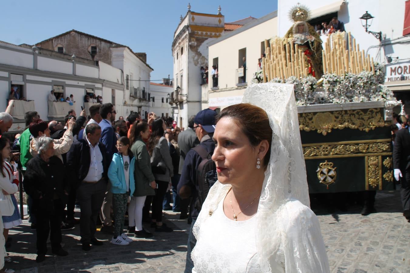 La luz y el gozo han puesto un gran broche a una Semana Santa, aciaga en sus momentos más intensos, a causa del mal tiempo que desde la noche del Miércoles y hasta el Viernes Santo trastocó en buena medida su desarrollo.Hoy el sol ha lucido en el cielo que como, cada Domingo de Resurrección, ha servido de Palio al hermoso Paso de la Virgen del Rosario, haciendo resplandecer, al tiempo, el momento culmen de esta celebración, el reencuentro en la Madre y el Hijo en la Fuente de los Santos, abarrotada de público. El momento ha sido emocionante, con los costaleros de la virgen y del Paso del Resucitado subiendo los brazos al cielo para representar el abrazo de ambas imágenes, ante la tradicional suelta de globos de ecolores y el estrépito de cornetas y tambores.La procesión ha seguido su curso hacia la Plaza de España, también muy concurrida, siendo en este escenario donde, miembros de Grupo Joven de la Cofradía del Coronado han regalado una petalada a la Virgen del Rosario. Ha sido un ofecimiento de la citada Cofradía que la noche del pasado Jueves no pudo obsequiar a su Virgen de la Amargura con esta lluvia de pétalos de rosas, a causa del mal tiempo.Así ha terminado la Semana Santa, incompleta para varias cofradías. La parte más amarga la han vivido la Cofradía del Señor Ecce-Homo que vió acortado su recorrido el Miércoles en una noche desapacible. También la Archicofradía del Santísimo Sacramento que apenas pudo asomarse a la calle y vió concentradas sus emociones en el templo patronal y la Cofradía del Señor Coronado de Espinas que también concentró el sentimieno y la devoción en la ermita de los Santos Mártires, viviendo momenos íntimos de gran emotividad. La Hermandad de la Esperanza Macarena brilló, sin embargo, en la Madrugá jerezana y la Cofradía de Nuestro Padre Jesús Nazareno derrochó fervor la tarde del Viernes en el interior de la iglesia visigoda de Santa María.