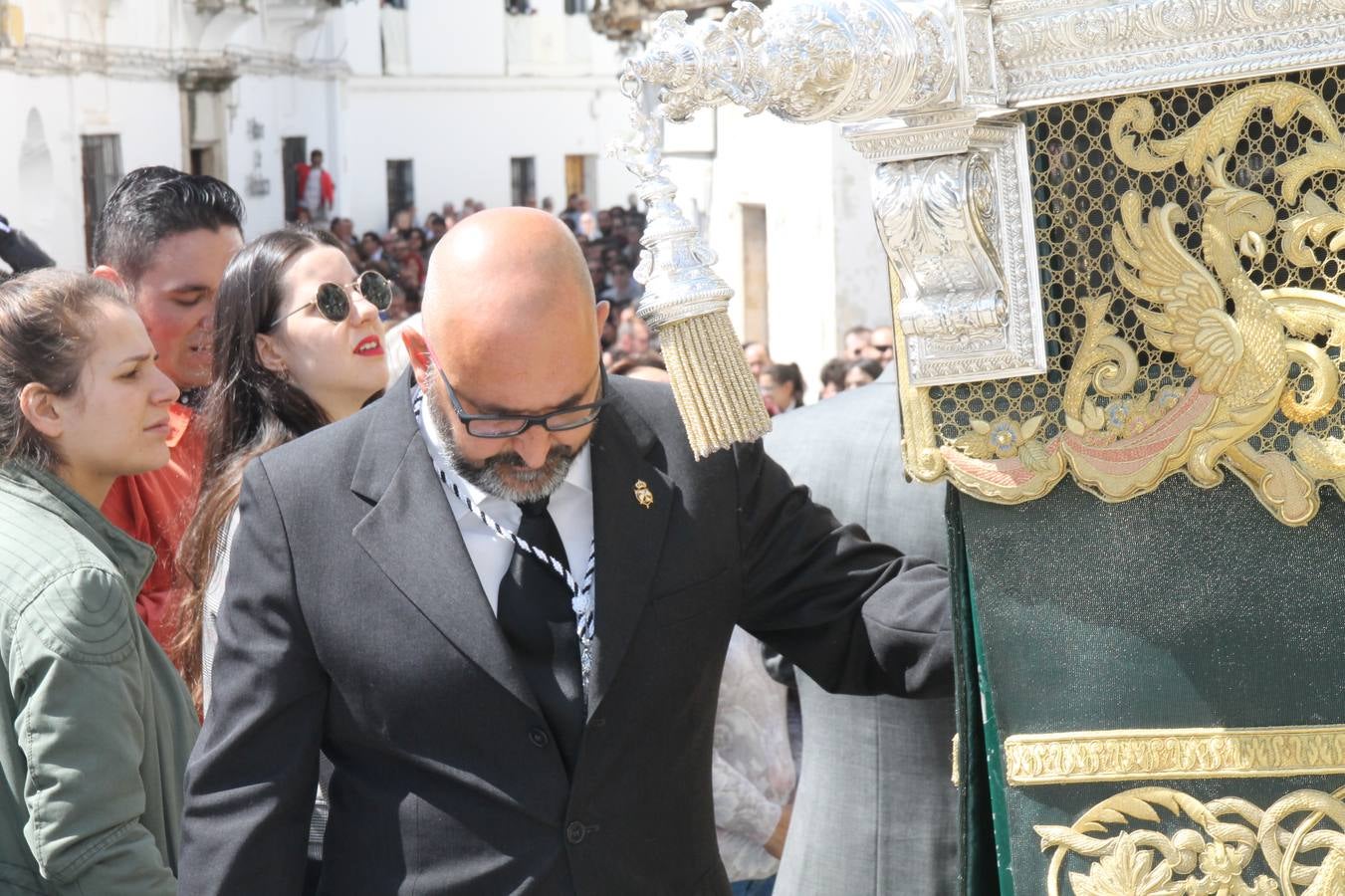La luz y el gozo han puesto un gran broche a una Semana Santa, aciaga en sus momentos más intensos, a causa del mal tiempo que desde la noche del Miércoles y hasta el Viernes Santo trastocó en buena medida su desarrollo.Hoy el sol ha lucido en el cielo que como, cada Domingo de Resurrección, ha servido de Palio al hermoso Paso de la Virgen del Rosario, haciendo resplandecer, al tiempo, el momento culmen de esta celebración, el reencuentro en la Madre y el Hijo en la Fuente de los Santos, abarrotada de público. El momento ha sido emocionante, con los costaleros de la virgen y del Paso del Resucitado subiendo los brazos al cielo para representar el abrazo de ambas imágenes, ante la tradicional suelta de globos de ecolores y el estrépito de cornetas y tambores.La procesión ha seguido su curso hacia la Plaza de España, también muy concurrida, siendo en este escenario donde, miembros de Grupo Joven de la Cofradía del Coronado han regalado una petalada a la Virgen del Rosario. Ha sido un ofecimiento de la citada Cofradía que la noche del pasado Jueves no pudo obsequiar a su Virgen de la Amargura con esta lluvia de pétalos de rosas, a causa del mal tiempo.Así ha terminado la Semana Santa, incompleta para varias cofradías. La parte más amarga la han vivido la Cofradía del Señor Ecce-Homo que vió acortado su recorrido el Miércoles en una noche desapacible. También la Archicofradía del Santísimo Sacramento que apenas pudo asomarse a la calle y vió concentradas sus emociones en el templo patronal y la Cofradía del Señor Coronado de Espinas que también concentró el sentimieno y la devoción en la ermita de los Santos Mártires, viviendo momenos íntimos de gran emotividad. La Hermandad de la Esperanza Macarena brilló, sin embargo, en la Madrugá jerezana y la Cofradía de Nuestro Padre Jesús Nazareno derrochó fervor la tarde del Viernes en el interior de la iglesia visigoda de Santa María.