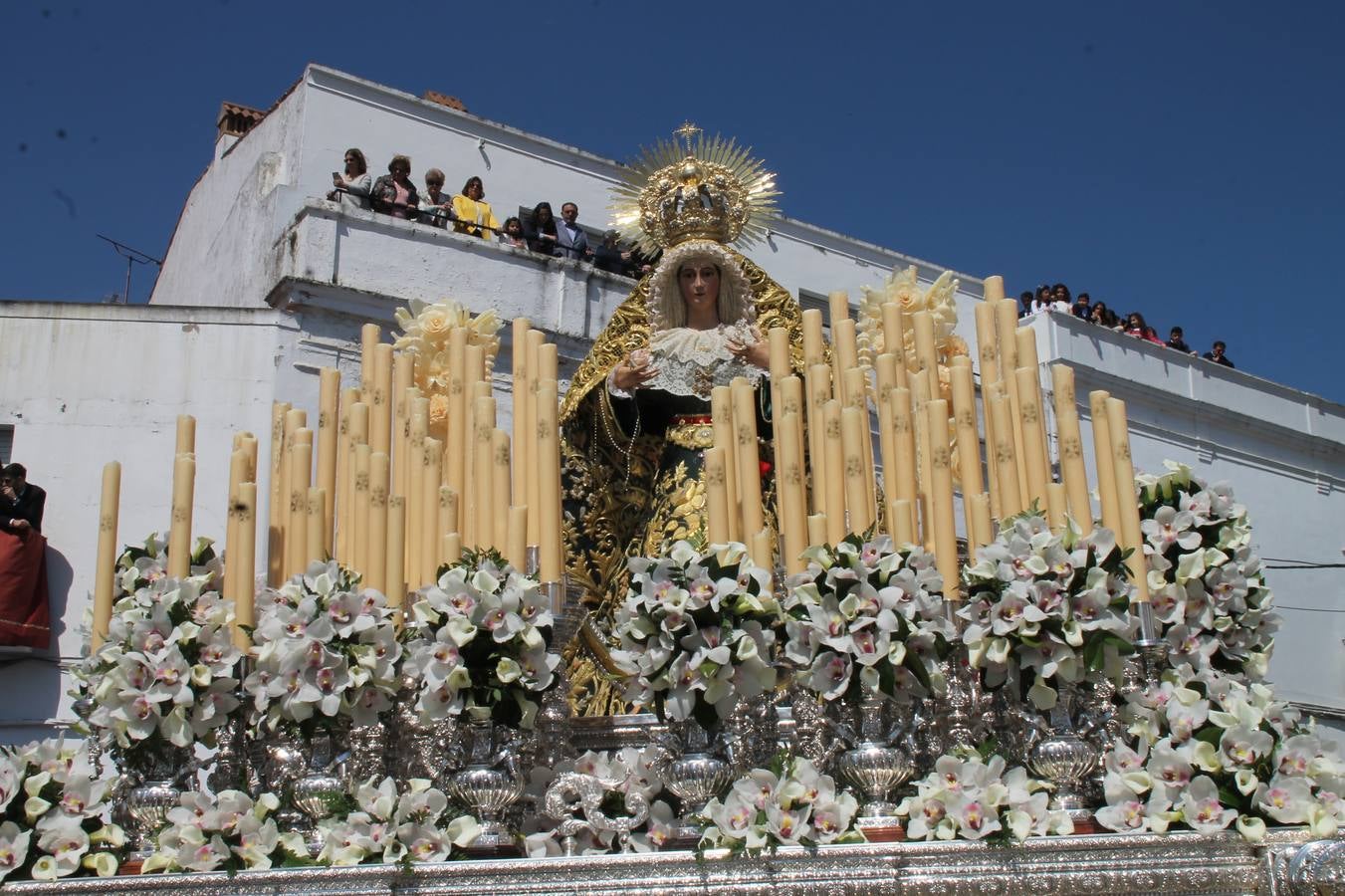 La luz y el gozo han puesto un gran broche a una Semana Santa, aciaga en sus momentos más intensos, a causa del mal tiempo que desde la noche del Miércoles y hasta el Viernes Santo trastocó en buena medida su desarrollo.Hoy el sol ha lucido en el cielo que como, cada Domingo de Resurrección, ha servido de Palio al hermoso Paso de la Virgen del Rosario, haciendo resplandecer, al tiempo, el momento culmen de esta celebración, el reencuentro en la Madre y el Hijo en la Fuente de los Santos, abarrotada de público. El momento ha sido emocionante, con los costaleros de la virgen y del Paso del Resucitado subiendo los brazos al cielo para representar el abrazo de ambas imágenes, ante la tradicional suelta de globos de ecolores y el estrépito de cornetas y tambores.La procesión ha seguido su curso hacia la Plaza de España, también muy concurrida, siendo en este escenario donde, miembros de Grupo Joven de la Cofradía del Coronado han regalado una petalada a la Virgen del Rosario. Ha sido un ofecimiento de la citada Cofradía que la noche del pasado Jueves no pudo obsequiar a su Virgen de la Amargura con esta lluvia de pétalos de rosas, a causa del mal tiempo.Así ha terminado la Semana Santa, incompleta para varias cofradías. La parte más amarga la han vivido la Cofradía del Señor Ecce-Homo que vió acortado su recorrido el Miércoles en una noche desapacible. También la Archicofradía del Santísimo Sacramento que apenas pudo asomarse a la calle y vió concentradas sus emociones en el templo patronal y la Cofradía del Señor Coronado de Espinas que también concentró el sentimieno y la devoción en la ermita de los Santos Mártires, viviendo momenos íntimos de gran emotividad. La Hermandad de la Esperanza Macarena brilló, sin embargo, en la Madrugá jerezana y la Cofradía de Nuestro Padre Jesús Nazareno derrochó fervor la tarde del Viernes en el interior de la iglesia visigoda de Santa María.