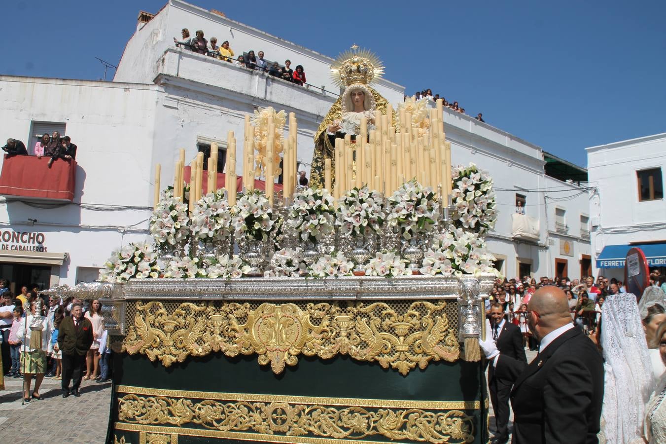 La luz y el gozo han puesto un gran broche a una Semana Santa, aciaga en sus momentos más intensos, a causa del mal tiempo que desde la noche del Miércoles y hasta el Viernes Santo trastocó en buena medida su desarrollo.Hoy el sol ha lucido en el cielo que como, cada Domingo de Resurrección, ha servido de Palio al hermoso Paso de la Virgen del Rosario, haciendo resplandecer, al tiempo, el momento culmen de esta celebración, el reencuentro en la Madre y el Hijo en la Fuente de los Santos, abarrotada de público. El momento ha sido emocionante, con los costaleros de la virgen y del Paso del Resucitado subiendo los brazos al cielo para representar el abrazo de ambas imágenes, ante la tradicional suelta de globos de ecolores y el estrépito de cornetas y tambores.La procesión ha seguido su curso hacia la Plaza de España, también muy concurrida, siendo en este escenario donde, miembros de Grupo Joven de la Cofradía del Coronado han regalado una petalada a la Virgen del Rosario. Ha sido un ofecimiento de la citada Cofradía que la noche del pasado Jueves no pudo obsequiar a su Virgen de la Amargura con esta lluvia de pétalos de rosas, a causa del mal tiempo.Así ha terminado la Semana Santa, incompleta para varias cofradías. La parte más amarga la han vivido la Cofradía del Señor Ecce-Homo que vió acortado su recorrido el Miércoles en una noche desapacible. También la Archicofradía del Santísimo Sacramento que apenas pudo asomarse a la calle y vió concentradas sus emociones en el templo patronal y la Cofradía del Señor Coronado de Espinas que también concentró el sentimieno y la devoción en la ermita de los Santos Mártires, viviendo momenos íntimos de gran emotividad. La Hermandad de la Esperanza Macarena brilló, sin embargo, en la Madrugá jerezana y la Cofradía de Nuestro Padre Jesús Nazareno derrochó fervor la tarde del Viernes en el interior de la iglesia visigoda de Santa María.