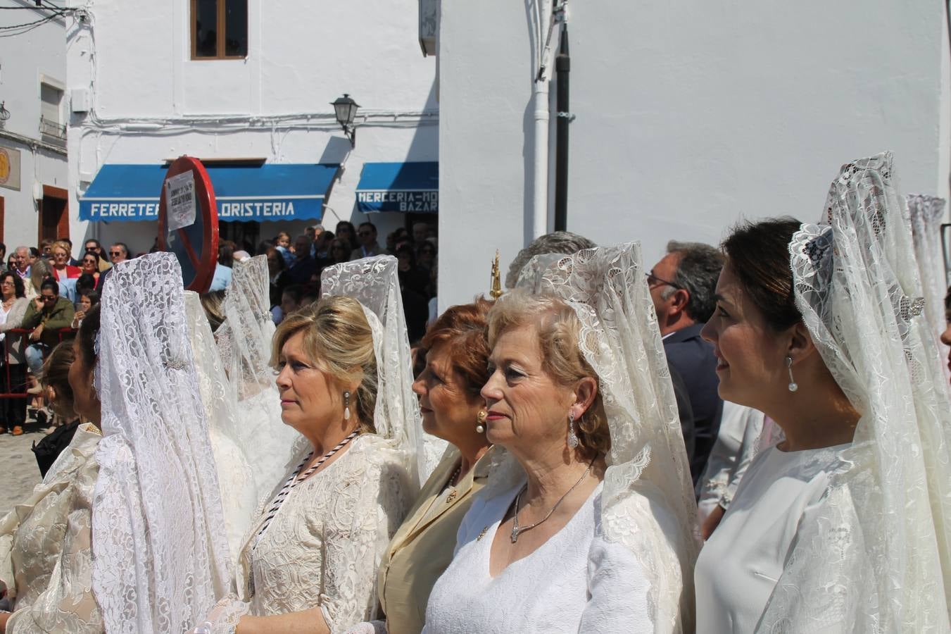 La luz y el gozo han puesto un gran broche a una Semana Santa, aciaga en sus momentos más intensos, a causa del mal tiempo que desde la noche del Miércoles y hasta el Viernes Santo trastocó en buena medida su desarrollo.Hoy el sol ha lucido en el cielo que como, cada Domingo de Resurrección, ha servido de Palio al hermoso Paso de la Virgen del Rosario, haciendo resplandecer, al tiempo, el momento culmen de esta celebración, el reencuentro en la Madre y el Hijo en la Fuente de los Santos, abarrotada de público. El momento ha sido emocionante, con los costaleros de la virgen y del Paso del Resucitado subiendo los brazos al cielo para representar el abrazo de ambas imágenes, ante la tradicional suelta de globos de ecolores y el estrépito de cornetas y tambores.La procesión ha seguido su curso hacia la Plaza de España, también muy concurrida, siendo en este escenario donde, miembros de Grupo Joven de la Cofradía del Coronado han regalado una petalada a la Virgen del Rosario. Ha sido un ofecimiento de la citada Cofradía que la noche del pasado Jueves no pudo obsequiar a su Virgen de la Amargura con esta lluvia de pétalos de rosas, a causa del mal tiempo.Así ha terminado la Semana Santa, incompleta para varias cofradías. La parte más amarga la han vivido la Cofradía del Señor Ecce-Homo que vió acortado su recorrido el Miércoles en una noche desapacible. También la Archicofradía del Santísimo Sacramento que apenas pudo asomarse a la calle y vió concentradas sus emociones en el templo patronal y la Cofradía del Señor Coronado de Espinas que también concentró el sentimieno y la devoción en la ermita de los Santos Mártires, viviendo momenos íntimos de gran emotividad. La Hermandad de la Esperanza Macarena brilló, sin embargo, en la Madrugá jerezana y la Cofradía de Nuestro Padre Jesús Nazareno derrochó fervor la tarde del Viernes en el interior de la iglesia visigoda de Santa María.