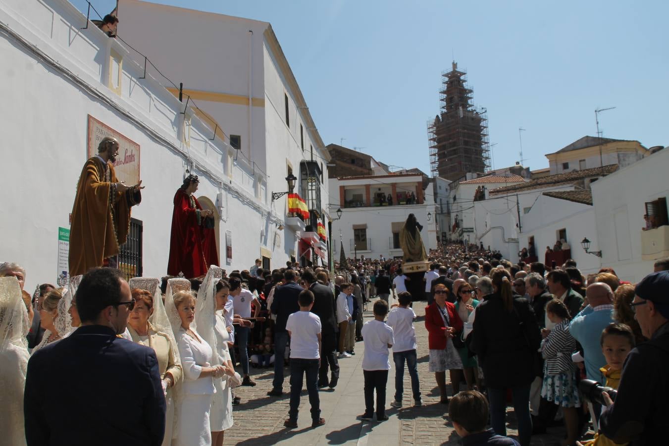 La luz y el gozo han puesto un gran broche a una Semana Santa, aciaga en sus momentos más intensos, a causa del mal tiempo que desde la noche del Miércoles y hasta el Viernes Santo trastocó en buena medida su desarrollo.Hoy el sol ha lucido en el cielo que como, cada Domingo de Resurrección, ha servido de Palio al hermoso Paso de la Virgen del Rosario, haciendo resplandecer, al tiempo, el momento culmen de esta celebración, el reencuentro en la Madre y el Hijo en la Fuente de los Santos, abarrotada de público. El momento ha sido emocionante, con los costaleros de la virgen y del Paso del Resucitado subiendo los brazos al cielo para representar el abrazo de ambas imágenes, ante la tradicional suelta de globos de ecolores y el estrépito de cornetas y tambores.La procesión ha seguido su curso hacia la Plaza de España, también muy concurrida, siendo en este escenario donde, miembros de Grupo Joven de la Cofradía del Coronado han regalado una petalada a la Virgen del Rosario. Ha sido un ofecimiento de la citada Cofradía que la noche del pasado Jueves no pudo obsequiar a su Virgen de la Amargura con esta lluvia de pétalos de rosas, a causa del mal tiempo.Así ha terminado la Semana Santa, incompleta para varias cofradías. La parte más amarga la han vivido la Cofradía del Señor Ecce-Homo que vió acortado su recorrido el Miércoles en una noche desapacible. También la Archicofradía del Santísimo Sacramento que apenas pudo asomarse a la calle y vió concentradas sus emociones en el templo patronal y la Cofradía del Señor Coronado de Espinas que también concentró el sentimieno y la devoción en la ermita de los Santos Mártires, viviendo momenos íntimos de gran emotividad. La Hermandad de la Esperanza Macarena brilló, sin embargo, en la Madrugá jerezana y la Cofradía de Nuestro Padre Jesús Nazareno derrochó fervor la tarde del Viernes en el interior de la iglesia visigoda de Santa María.
