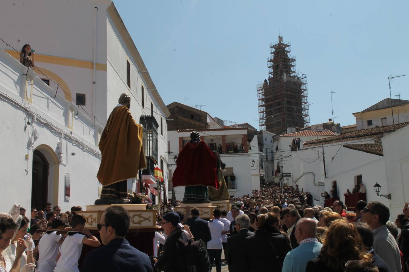 La luz y el gozo han puesto un gran broche a una Semana Santa, aciaga en sus momentos más intensos, a causa del mal tiempo que desde la noche del Miércoles y hasta el Viernes Santo trastocó en buena medida su desarrollo.Hoy el sol ha lucido en el cielo que como, cada Domingo de Resurrección, ha servido de Palio al hermoso Paso de la Virgen del Rosario, haciendo resplandecer, al tiempo, el momento culmen de esta celebración, el reencuentro en la Madre y el Hijo en la Fuente de los Santos, abarrotada de público. El momento ha sido emocionante, con los costaleros de la virgen y del Paso del Resucitado subiendo los brazos al cielo para representar el abrazo de ambas imágenes, ante la tradicional suelta de globos de ecolores y el estrépito de cornetas y tambores.La procesión ha seguido su curso hacia la Plaza de España, también muy concurrida, siendo en este escenario donde, miembros de Grupo Joven de la Cofradía del Coronado han regalado una petalada a la Virgen del Rosario. Ha sido un ofecimiento de la citada Cofradía que la noche del pasado Jueves no pudo obsequiar a su Virgen de la Amargura con esta lluvia de pétalos de rosas, a causa del mal tiempo.Así ha terminado la Semana Santa, incompleta para varias cofradías. La parte más amarga la han vivido la Cofradía del Señor Ecce-Homo que vió acortado su recorrido el Miércoles en una noche desapacible. También la Archicofradía del Santísimo Sacramento que apenas pudo asomarse a la calle y vió concentradas sus emociones en el templo patronal y la Cofradía del Señor Coronado de Espinas que también concentró el sentimieno y la devoción en la ermita de los Santos Mártires, viviendo momenos íntimos de gran emotividad. La Hermandad de la Esperanza Macarena brilló, sin embargo, en la Madrugá jerezana y la Cofradía de Nuestro Padre Jesús Nazareno derrochó fervor la tarde del Viernes en el interior de la iglesia visigoda de Santa María.