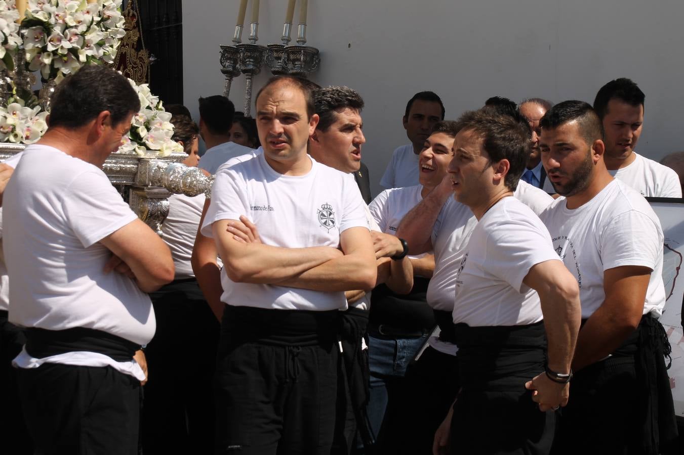 La luz y el gozo han puesto un gran broche a una Semana Santa, aciaga en sus momentos más intensos, a causa del mal tiempo que desde la noche del Miércoles y hasta el Viernes Santo trastocó en buena medida su desarrollo.Hoy el sol ha lucido en el cielo que como, cada Domingo de Resurrección, ha servido de Palio al hermoso Paso de la Virgen del Rosario, haciendo resplandecer, al tiempo, el momento culmen de esta celebración, el reencuentro en la Madre y el Hijo en la Fuente de los Santos, abarrotada de público. El momento ha sido emocionante, con los costaleros de la virgen y del Paso del Resucitado subiendo los brazos al cielo para representar el abrazo de ambas imágenes, ante la tradicional suelta de globos de ecolores y el estrépito de cornetas y tambores.La procesión ha seguido su curso hacia la Plaza de España, también muy concurrida, siendo en este escenario donde, miembros de Grupo Joven de la Cofradía del Coronado han regalado una petalada a la Virgen del Rosario. Ha sido un ofecimiento de la citada Cofradía que la noche del pasado Jueves no pudo obsequiar a su Virgen de la Amargura con esta lluvia de pétalos de rosas, a causa del mal tiempo.Así ha terminado la Semana Santa, incompleta para varias cofradías. La parte más amarga la han vivido la Cofradía del Señor Ecce-Homo que vió acortado su recorrido el Miércoles en una noche desapacible. También la Archicofradía del Santísimo Sacramento que apenas pudo asomarse a la calle y vió concentradas sus emociones en el templo patronal y la Cofradía del Señor Coronado de Espinas que también concentró el sentimieno y la devoción en la ermita de los Santos Mártires, viviendo momenos íntimos de gran emotividad. La Hermandad de la Esperanza Macarena brilló, sin embargo, en la Madrugá jerezana y la Cofradía de Nuestro Padre Jesús Nazareno derrochó fervor la tarde del Viernes en el interior de la iglesia visigoda de Santa María.