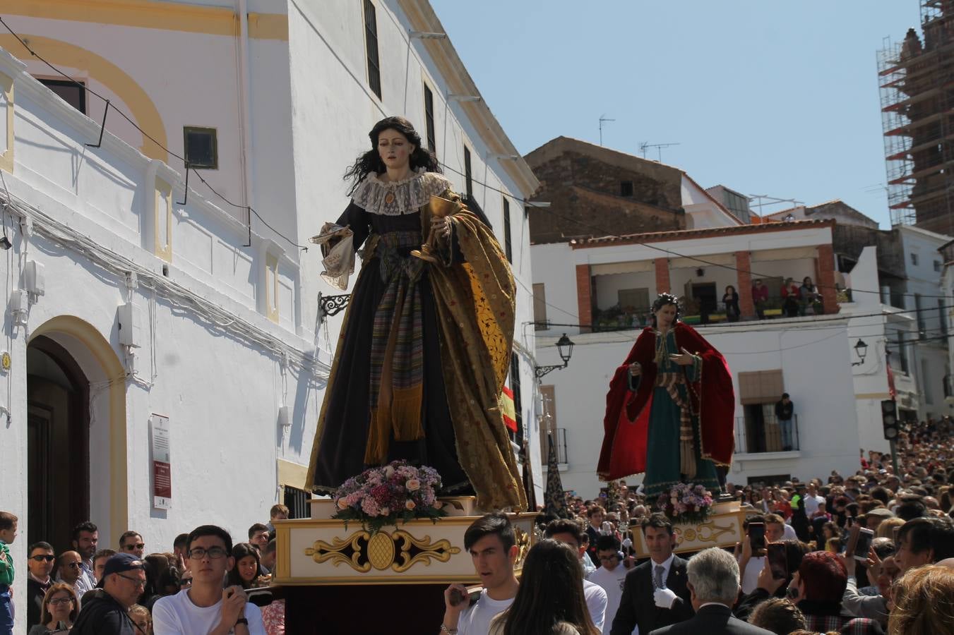 La luz y el gozo han puesto un gran broche a una Semana Santa, aciaga en sus momentos más intensos, a causa del mal tiempo que desde la noche del Miércoles y hasta el Viernes Santo trastocó en buena medida su desarrollo.Hoy el sol ha lucido en el cielo que como, cada Domingo de Resurrección, ha servido de Palio al hermoso Paso de la Virgen del Rosario, haciendo resplandecer, al tiempo, el momento culmen de esta celebración, el reencuentro en la Madre y el Hijo en la Fuente de los Santos, abarrotada de público. El momento ha sido emocionante, con los costaleros de la virgen y del Paso del Resucitado subiendo los brazos al cielo para representar el abrazo de ambas imágenes, ante la tradicional suelta de globos de ecolores y el estrépito de cornetas y tambores.La procesión ha seguido su curso hacia la Plaza de España, también muy concurrida, siendo en este escenario donde, miembros de Grupo Joven de la Cofradía del Coronado han regalado una petalada a la Virgen del Rosario. Ha sido un ofecimiento de la citada Cofradía que la noche del pasado Jueves no pudo obsequiar a su Virgen de la Amargura con esta lluvia de pétalos de rosas, a causa del mal tiempo.Así ha terminado la Semana Santa, incompleta para varias cofradías. La parte más amarga la han vivido la Cofradía del Señor Ecce-Homo que vió acortado su recorrido el Miércoles en una noche desapacible. También la Archicofradía del Santísimo Sacramento que apenas pudo asomarse a la calle y vió concentradas sus emociones en el templo patronal y la Cofradía del Señor Coronado de Espinas que también concentró el sentimieno y la devoción en la ermita de los Santos Mártires, viviendo momenos íntimos de gran emotividad. La Hermandad de la Esperanza Macarena brilló, sin embargo, en la Madrugá jerezana y la Cofradía de Nuestro Padre Jesús Nazareno derrochó fervor la tarde del Viernes en el interior de la iglesia visigoda de Santa María.