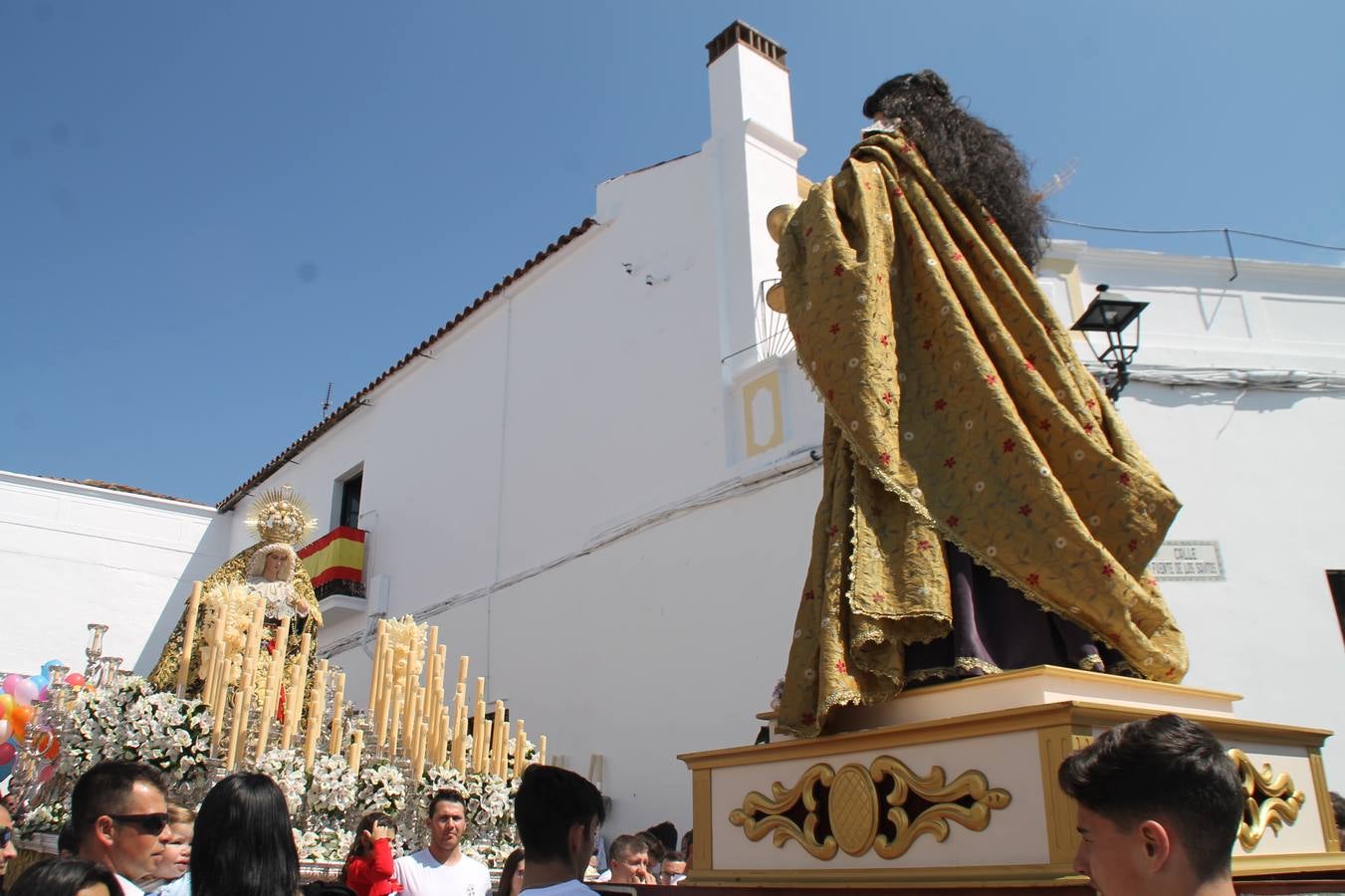 La luz y el gozo han puesto un gran broche a una Semana Santa, aciaga en sus momentos más intensos, a causa del mal tiempo que desde la noche del Miércoles y hasta el Viernes Santo trastocó en buena medida su desarrollo.Hoy el sol ha lucido en el cielo que como, cada Domingo de Resurrección, ha servido de Palio al hermoso Paso de la Virgen del Rosario, haciendo resplandecer, al tiempo, el momento culmen de esta celebración, el reencuentro en la Madre y el Hijo en la Fuente de los Santos, abarrotada de público. El momento ha sido emocionante, con los costaleros de la virgen y del Paso del Resucitado subiendo los brazos al cielo para representar el abrazo de ambas imágenes, ante la tradicional suelta de globos de ecolores y el estrépito de cornetas y tambores.La procesión ha seguido su curso hacia la Plaza de España, también muy concurrida, siendo en este escenario donde, miembros de Grupo Joven de la Cofradía del Coronado han regalado una petalada a la Virgen del Rosario. Ha sido un ofecimiento de la citada Cofradía que la noche del pasado Jueves no pudo obsequiar a su Virgen de la Amargura con esta lluvia de pétalos de rosas, a causa del mal tiempo.Así ha terminado la Semana Santa, incompleta para varias cofradías. La parte más amarga la han vivido la Cofradía del Señor Ecce-Homo que vió acortado su recorrido el Miércoles en una noche desapacible. También la Archicofradía del Santísimo Sacramento que apenas pudo asomarse a la calle y vió concentradas sus emociones en el templo patronal y la Cofradía del Señor Coronado de Espinas que también concentró el sentimieno y la devoción en la ermita de los Santos Mártires, viviendo momenos íntimos de gran emotividad. La Hermandad de la Esperanza Macarena brilló, sin embargo, en la Madrugá jerezana y la Cofradía de Nuestro Padre Jesús Nazareno derrochó fervor la tarde del Viernes en el interior de la iglesia visigoda de Santa María.