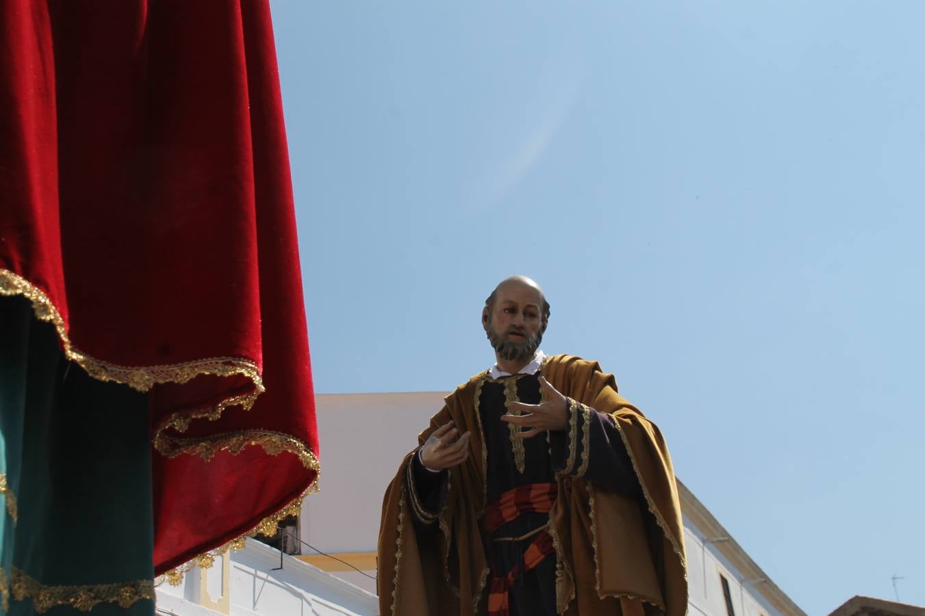 La luz y el gozo han puesto un gran broche a una Semana Santa, aciaga en sus momentos más intensos, a causa del mal tiempo que desde la noche del Miércoles y hasta el Viernes Santo trastocó en buena medida su desarrollo.Hoy el sol ha lucido en el cielo que como, cada Domingo de Resurrección, ha servido de Palio al hermoso Paso de la Virgen del Rosario, haciendo resplandecer, al tiempo, el momento culmen de esta celebración, el reencuentro en la Madre y el Hijo en la Fuente de los Santos, abarrotada de público. El momento ha sido emocionante, con los costaleros de la virgen y del Paso del Resucitado subiendo los brazos al cielo para representar el abrazo de ambas imágenes, ante la tradicional suelta de globos de ecolores y el estrépito de cornetas y tambores.La procesión ha seguido su curso hacia la Plaza de España, también muy concurrida, siendo en este escenario donde, miembros de Grupo Joven de la Cofradía del Coronado han regalado una petalada a la Virgen del Rosario. Ha sido un ofecimiento de la citada Cofradía que la noche del pasado Jueves no pudo obsequiar a su Virgen de la Amargura con esta lluvia de pétalos de rosas, a causa del mal tiempo.Así ha terminado la Semana Santa, incompleta para varias cofradías. La parte más amarga la han vivido la Cofradía del Señor Ecce-Homo que vió acortado su recorrido el Miércoles en una noche desapacible. También la Archicofradía del Santísimo Sacramento que apenas pudo asomarse a la calle y vió concentradas sus emociones en el templo patronal y la Cofradía del Señor Coronado de Espinas que también concentró el sentimieno y la devoción en la ermita de los Santos Mártires, viviendo momenos íntimos de gran emotividad. La Hermandad de la Esperanza Macarena brilló, sin embargo, en la Madrugá jerezana y la Cofradía de Nuestro Padre Jesús Nazareno derrochó fervor la tarde del Viernes en el interior de la iglesia visigoda de Santa María.