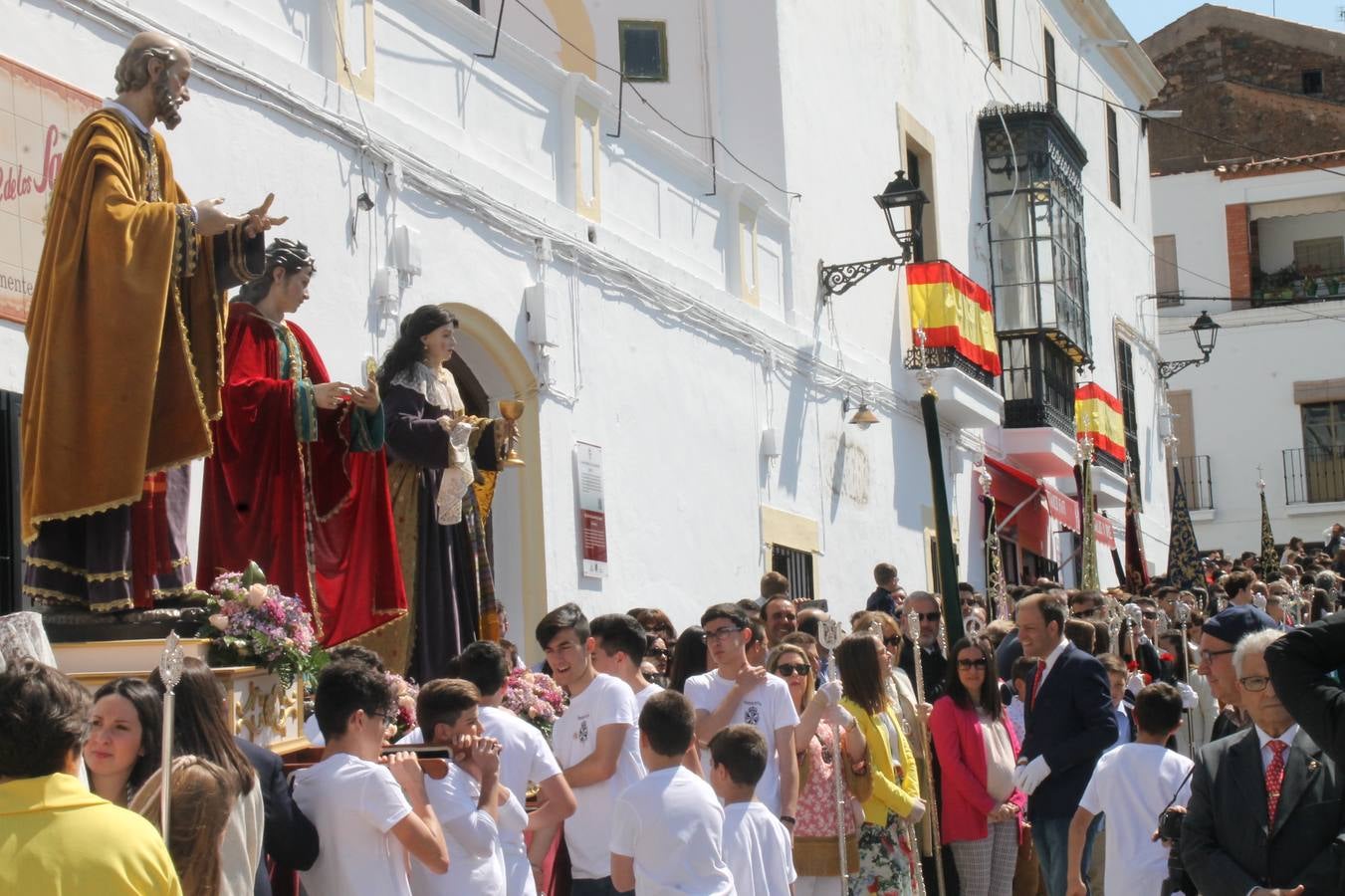 La luz y el gozo han puesto un gran broche a una Semana Santa, aciaga en sus momentos más intensos, a causa del mal tiempo que desde la noche del Miércoles y hasta el Viernes Santo trastocó en buena medida su desarrollo.Hoy el sol ha lucido en el cielo que como, cada Domingo de Resurrección, ha servido de Palio al hermoso Paso de la Virgen del Rosario, haciendo resplandecer, al tiempo, el momento culmen de esta celebración, el reencuentro en la Madre y el Hijo en la Fuente de los Santos, abarrotada de público. El momento ha sido emocionante, con los costaleros de la virgen y del Paso del Resucitado subiendo los brazos al cielo para representar el abrazo de ambas imágenes, ante la tradicional suelta de globos de ecolores y el estrépito de cornetas y tambores.La procesión ha seguido su curso hacia la Plaza de España, también muy concurrida, siendo en este escenario donde, miembros de Grupo Joven de la Cofradía del Coronado han regalado una petalada a la Virgen del Rosario. Ha sido un ofecimiento de la citada Cofradía que la noche del pasado Jueves no pudo obsequiar a su Virgen de la Amargura con esta lluvia de pétalos de rosas, a causa del mal tiempo.Así ha terminado la Semana Santa, incompleta para varias cofradías. La parte más amarga la han vivido la Cofradía del Señor Ecce-Homo que vió acortado su recorrido el Miércoles en una noche desapacible. También la Archicofradía del Santísimo Sacramento que apenas pudo asomarse a la calle y vió concentradas sus emociones en el templo patronal y la Cofradía del Señor Coronado de Espinas que también concentró el sentimieno y la devoción en la ermita de los Santos Mártires, viviendo momenos íntimos de gran emotividad. La Hermandad de la Esperanza Macarena brilló, sin embargo, en la Madrugá jerezana y la Cofradía de Nuestro Padre Jesús Nazareno derrochó fervor la tarde del Viernes en el interior de la iglesia visigoda de Santa María.