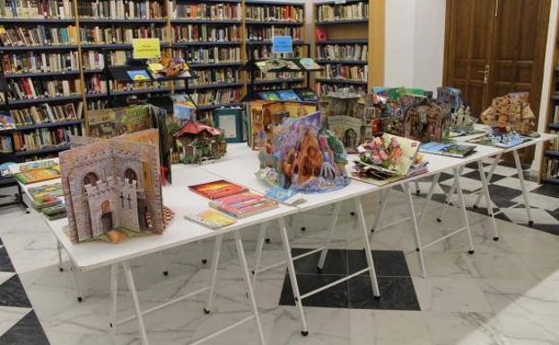 Durante toda la semana, la Biblioteca acoge una exposición de libros troquelados para los más pequeños.