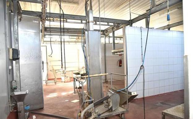 Interior del matadero de Plasencia, cerrado desde 2016.