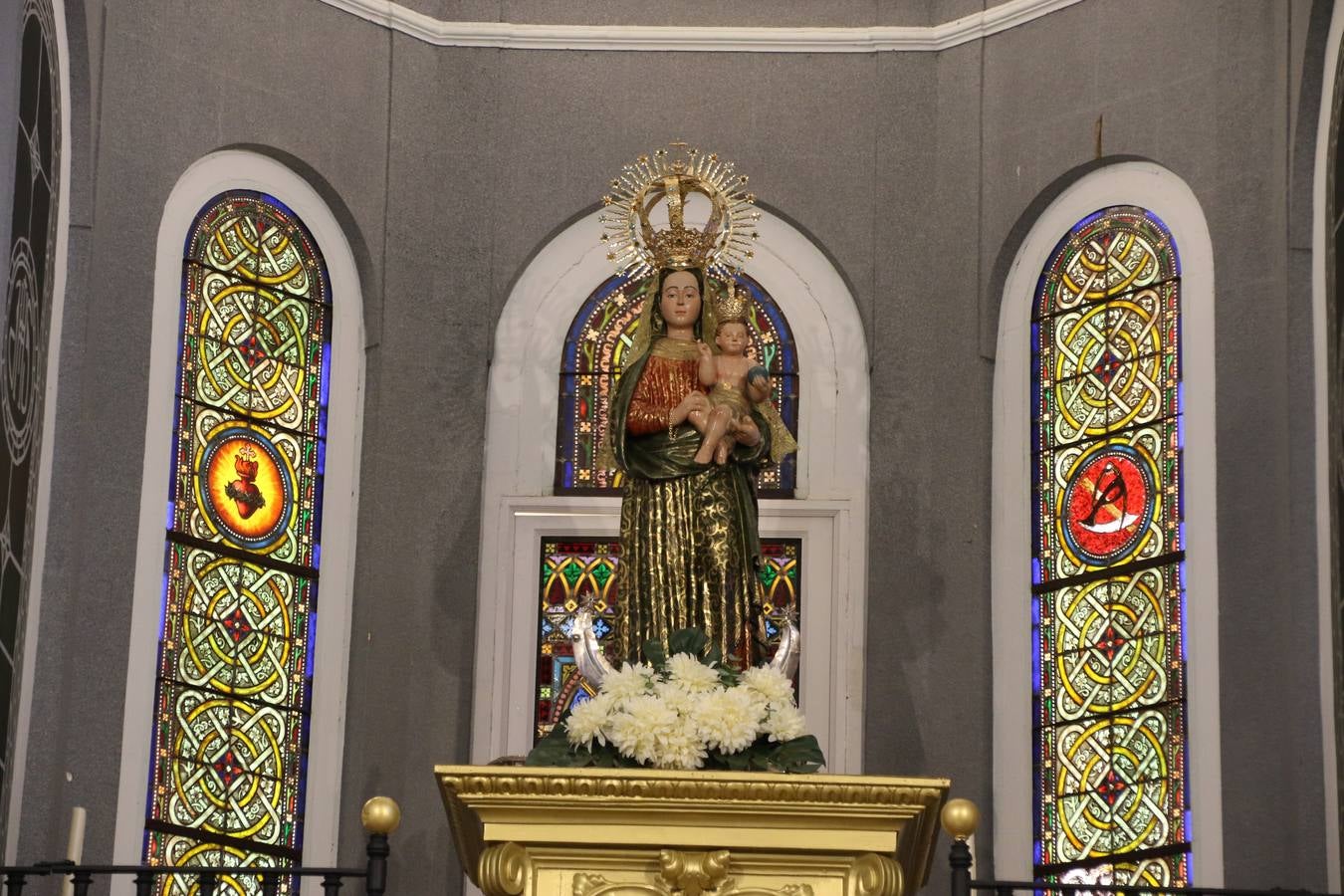 Romeros, carrozas y caballistas han acompañado, esta mañana, en procesión, al Simpecado de Nuestra Señora de Aguasantas, Patrona de Jerez de los Caballeros, hasta la ermita consagrada a su nombre. Durante el camino, no han faltado las perrunillas, la copa de anís, el acompañamiento musical del tamborilero de la Hermandad de La Algaba, Ramón Barragán, y los cánticos y bailes de algunos romeros. Un día de júbilo, convivencia y devoción a Nuestra Señora de Aguasantas que culminará, esta tarde, a las 20 horas, con el rezo del Santo Rosario en la citada ermita y el canto de la Salve a la Virgen.