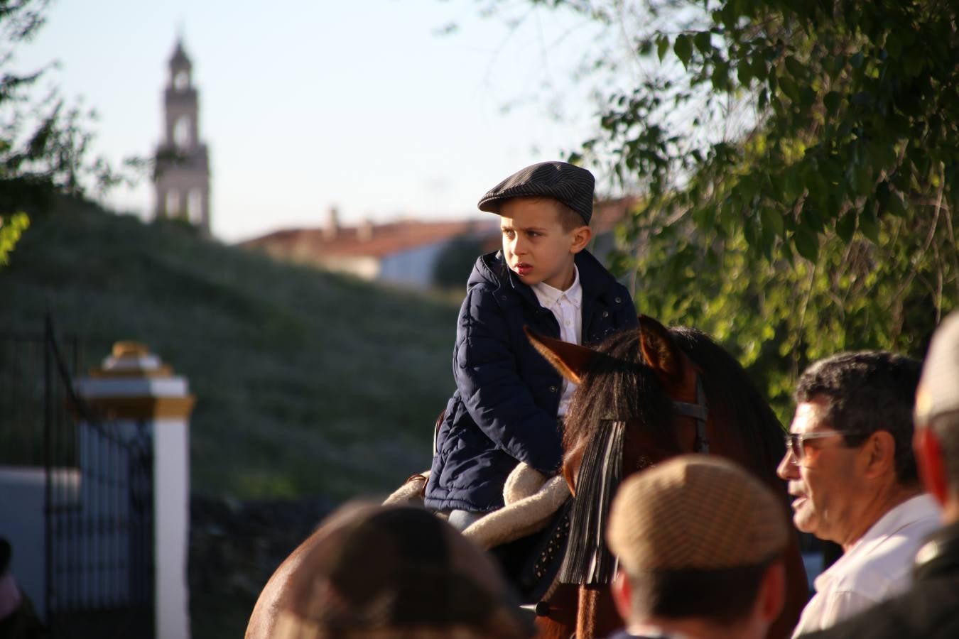 Romeros, carrozas y caballistas han acompañado, esta mañana, en procesión, al Simpecado de Nuestra Señora de Aguasantas, Patrona de Jerez de los Caballeros, hasta la ermita consagrada a su nombre. Durante el camino, no han faltado las perrunillas, la copa de anís, el acompañamiento musical del tamborilero de la Hermandad de La Algaba, Ramón Barragán, y los cánticos y bailes de algunos romeros. Un día de júbilo, convivencia y devoción a Nuestra Señora de Aguasantas que culminará, esta tarde, a las 20 horas, con el rezo del Santo Rosario en la citada ermita y el canto de la Salve a la Virgen.