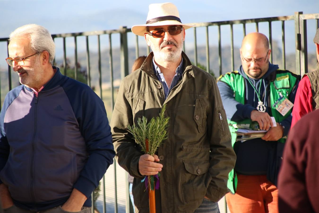 Romeros, carrozas y caballistas han acompañado, esta mañana, en procesión, al Simpecado de Nuestra Señora de Aguasantas, Patrona de Jerez de los Caballeros, hasta la ermita consagrada a su nombre. Durante el camino, no han faltado las perrunillas, la copa de anís, el acompañamiento musical del tamborilero de la Hermandad de La Algaba, Ramón Barragán, y los cánticos y bailes de algunos romeros. Un día de júbilo, convivencia y devoción a Nuestra Señora de Aguasantas que culminará, esta tarde, a las 20 horas, con el rezo del Santo Rosario en la citada ermita y el canto de la Salve a la Virgen.