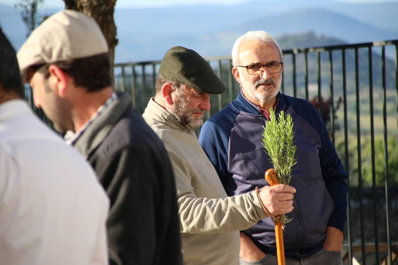 Romeros, carrozas y caballistas han acompañado, esta mañana, en procesión, al Simpecado de Nuestra Señora de Aguasantas, Patrona de Jerez de los Caballeros, hasta la ermita consagrada a su nombre. Durante el camino, no han faltado las perrunillas, la copa de anís, el acompañamiento musical del tamborilero de la Hermandad de La Algaba, Ramón Barragán, y los cánticos y bailes de algunos romeros. Un día de júbilo, convivencia y devoción a Nuestra Señora de Aguasantas que culminará, esta tarde, a las 20 horas, con el rezo del Santo Rosario en la citada ermita y el canto de la Salve a la Virgen.