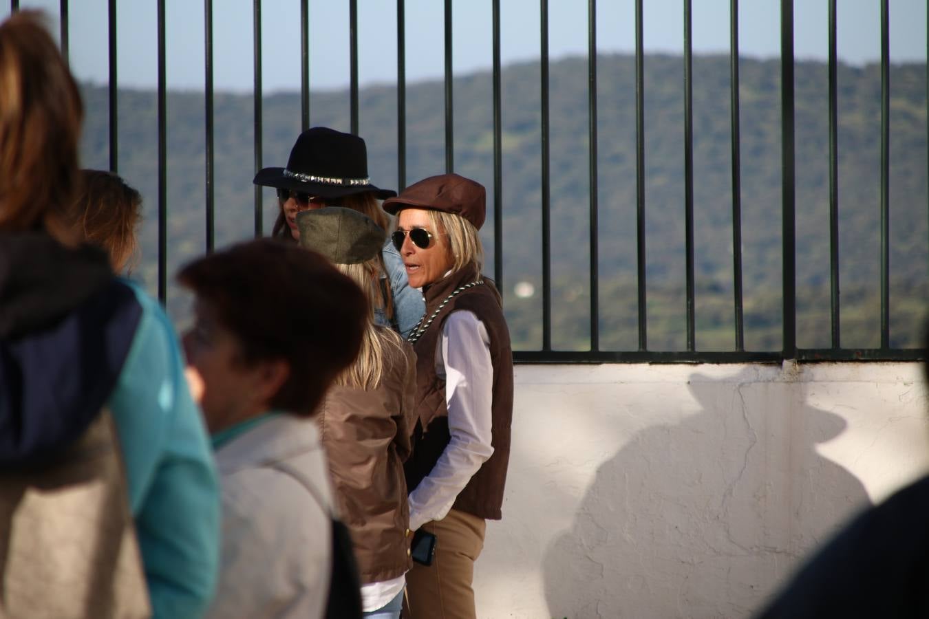 Romeros, carrozas y caballistas han acompañado, esta mañana, en procesión, al Simpecado de Nuestra Señora de Aguasantas, Patrona de Jerez de los Caballeros, hasta la ermita consagrada a su nombre. Durante el camino, no han faltado las perrunillas, la copa de anís, el acompañamiento musical del tamborilero de la Hermandad de La Algaba, Ramón Barragán, y los cánticos y bailes de algunos romeros. Un día de júbilo, convivencia y devoción a Nuestra Señora de Aguasantas que culminará, esta tarde, a las 20 horas, con el rezo del Santo Rosario en la citada ermita y el canto de la Salve a la Virgen.