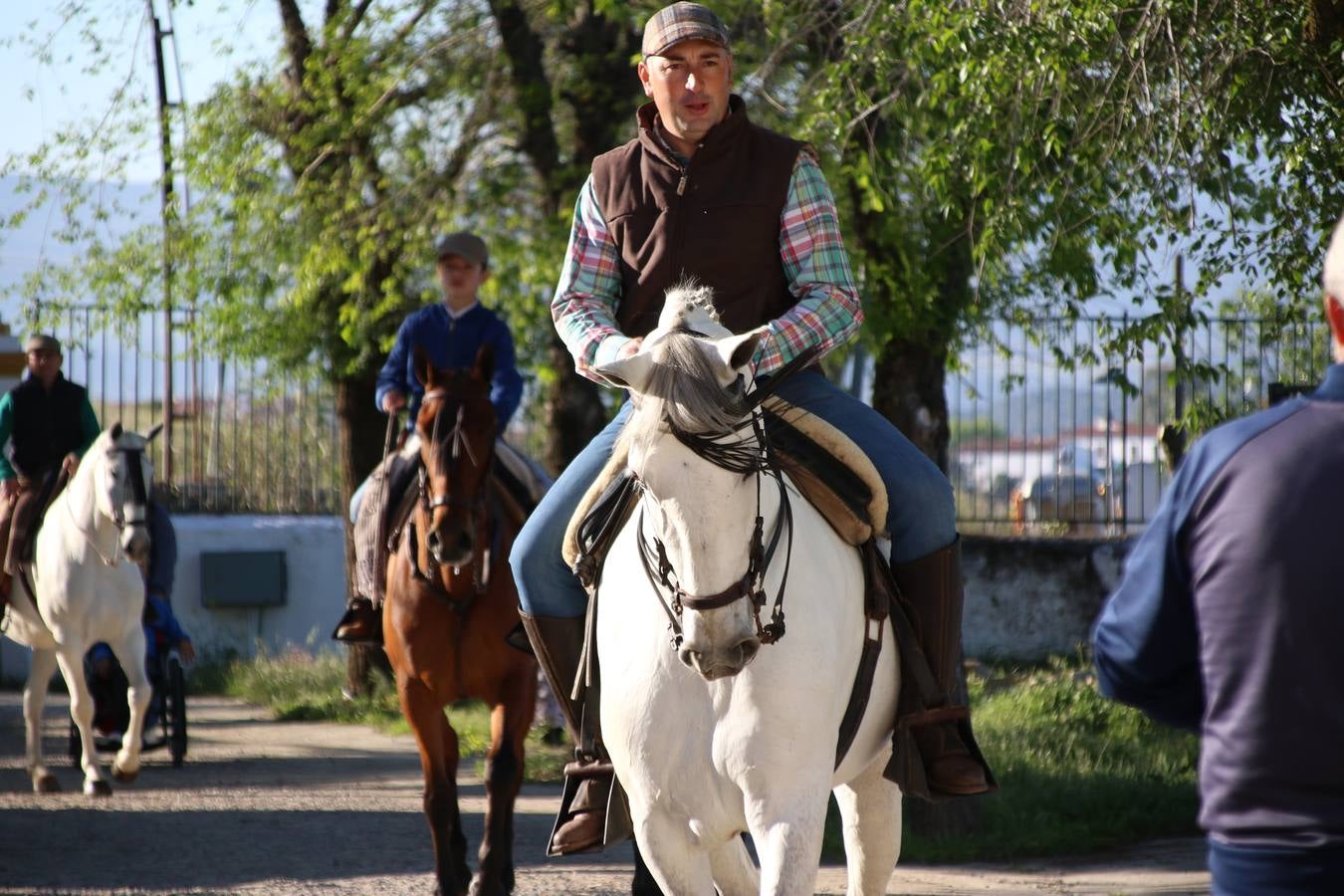 Romeros, carrozas y caballistas han acompañado, esta mañana, en procesión, al Simpecado de Nuestra Señora de Aguasantas, Patrona de Jerez de los Caballeros, hasta la ermita consagrada a su nombre. Durante el camino, no han faltado las perrunillas, la copa de anís, el acompañamiento musical del tamborilero de la Hermandad de La Algaba, Ramón Barragán, y los cánticos y bailes de algunos romeros. Un día de júbilo, convivencia y devoción a Nuestra Señora de Aguasantas que culminará, esta tarde, a las 20 horas, con el rezo del Santo Rosario en la citada ermita y el canto de la Salve a la Virgen.