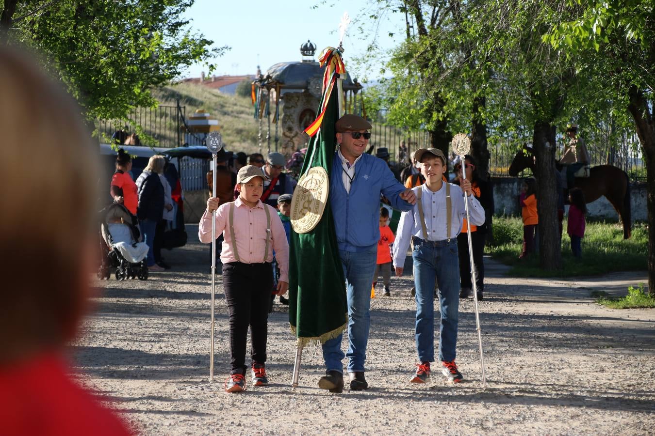 Romeros, carrozas y caballistas han acompañado, esta mañana, en procesión, al Simpecado de Nuestra Señora de Aguasantas, Patrona de Jerez de los Caballeros, hasta la ermita consagrada a su nombre. Durante el camino, no han faltado las perrunillas, la copa de anís, el acompañamiento musical del tamborilero de la Hermandad de La Algaba, Ramón Barragán, y los cánticos y bailes de algunos romeros. Un día de júbilo, convivencia y devoción a Nuestra Señora de Aguasantas que culminará, esta tarde, a las 20 horas, con el rezo del Santo Rosario en la citada ermita y el canto de la Salve a la Virgen.