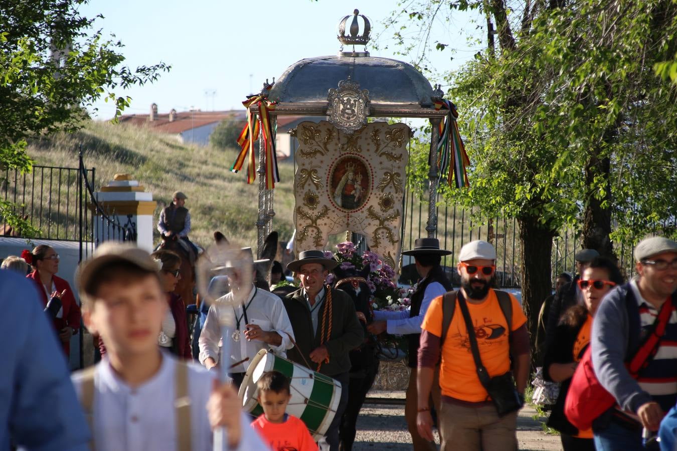Romeros, carrozas y caballistas han acompañado, esta mañana, en procesión, al Simpecado de Nuestra Señora de Aguasantas, Patrona de Jerez de los Caballeros, hasta la ermita consagrada a su nombre. Durante el camino, no han faltado las perrunillas, la copa de anís, el acompañamiento musical del tamborilero de la Hermandad de La Algaba, Ramón Barragán, y los cánticos y bailes de algunos romeros. Un día de júbilo, convivencia y devoción a Nuestra Señora de Aguasantas que culminará, esta tarde, a las 20 horas, con el rezo del Santo Rosario en la citada ermita y el canto de la Salve a la Virgen.