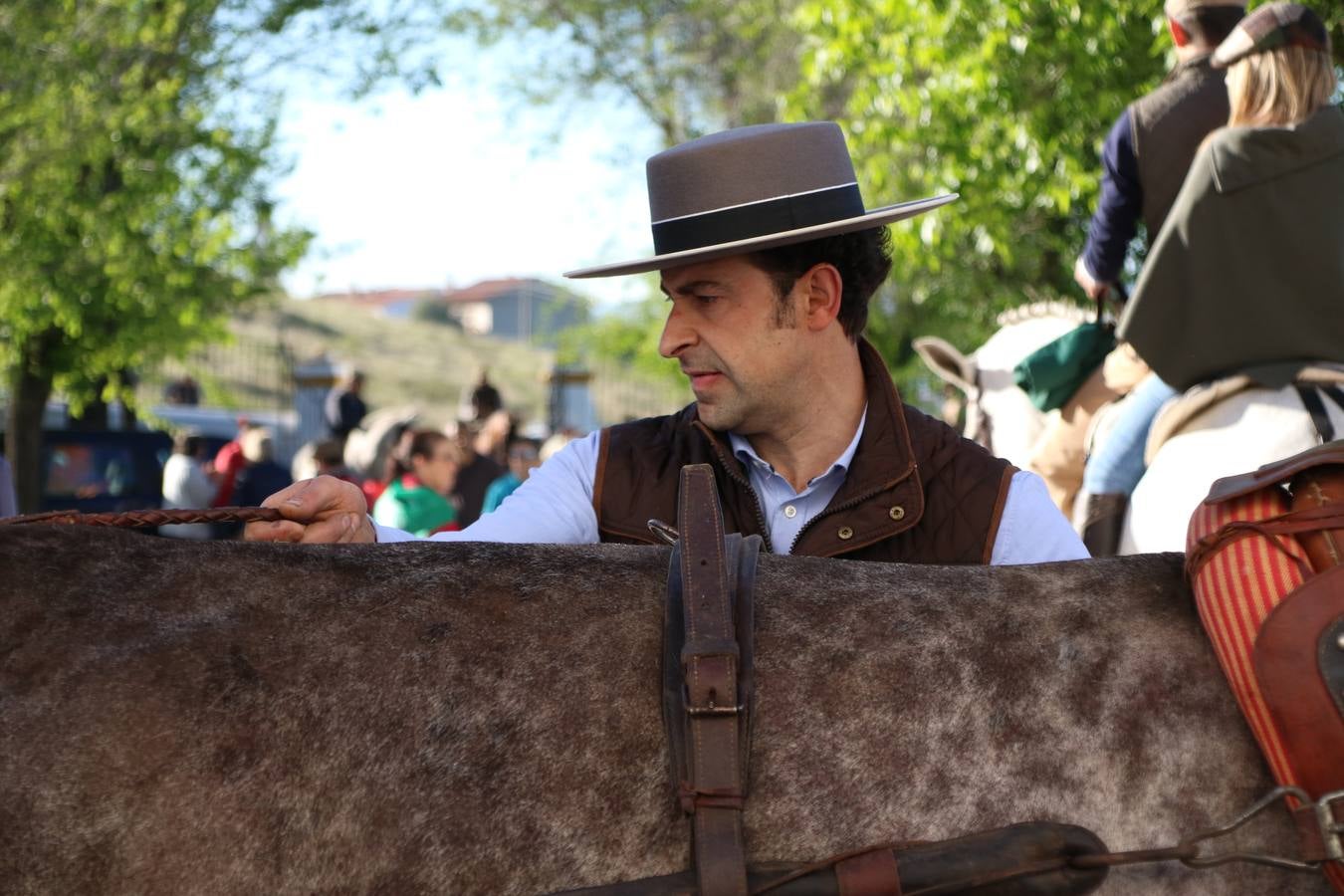 Romeros, carrozas y caballistas han acompañado, esta mañana, en procesión, al Simpecado de Nuestra Señora de Aguasantas, Patrona de Jerez de los Caballeros, hasta la ermita consagrada a su nombre. Durante el camino, no han faltado las perrunillas, la copa de anís, el acompañamiento musical del tamborilero de la Hermandad de La Algaba, Ramón Barragán, y los cánticos y bailes de algunos romeros. Un día de júbilo, convivencia y devoción a Nuestra Señora de Aguasantas que culminará, esta tarde, a las 20 horas, con el rezo del Santo Rosario en la citada ermita y el canto de la Salve a la Virgen.