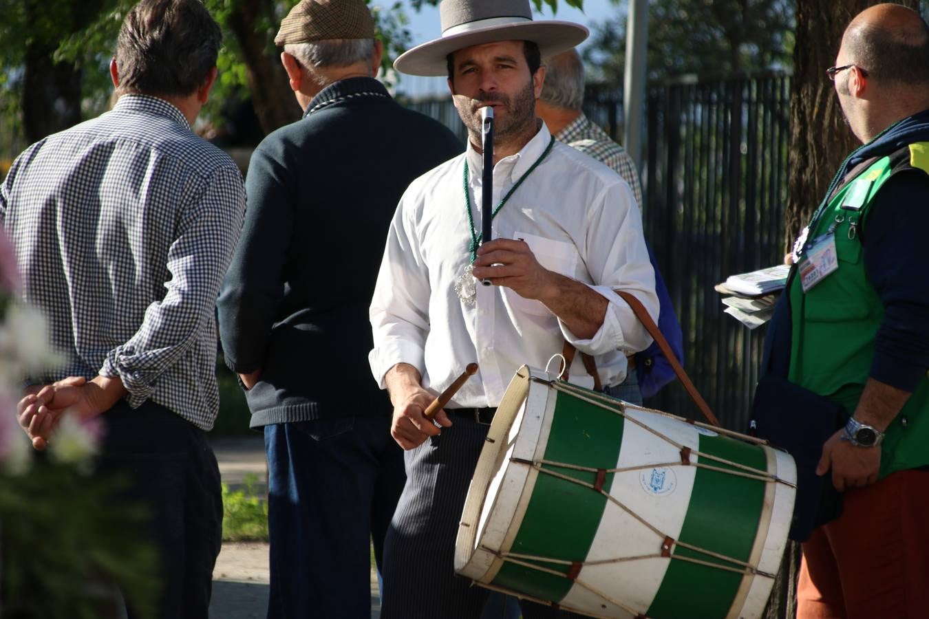 Romeros, carrozas y caballistas han acompañado, esta mañana, en procesión, al Simpecado de Nuestra Señora de Aguasantas, Patrona de Jerez de los Caballeros, hasta la ermita consagrada a su nombre. Durante el camino, no han faltado las perrunillas, la copa de anís, el acompañamiento musical del tamborilero de la Hermandad de La Algaba, Ramón Barragán, y los cánticos y bailes de algunos romeros. Un día de júbilo, convivencia y devoción a Nuestra Señora de Aguasantas que culminará, esta tarde, a las 20 horas, con el rezo del Santo Rosario en la citada ermita y el canto de la Salve a la Virgen.