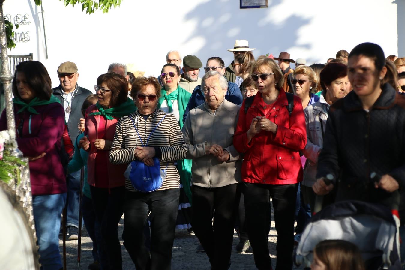 Romeros, carrozas y caballistas han acompañado, esta mañana, en procesión, al Simpecado de Nuestra Señora de Aguasantas, Patrona de Jerez de los Caballeros, hasta la ermita consagrada a su nombre. Durante el camino, no han faltado las perrunillas, la copa de anís, el acompañamiento musical del tamborilero de la Hermandad de La Algaba, Ramón Barragán, y los cánticos y bailes de algunos romeros. Un día de júbilo, convivencia y devoción a Nuestra Señora de Aguasantas que culminará, esta tarde, a las 20 horas, con el rezo del Santo Rosario en la citada ermita y el canto de la Salve a la Virgen.