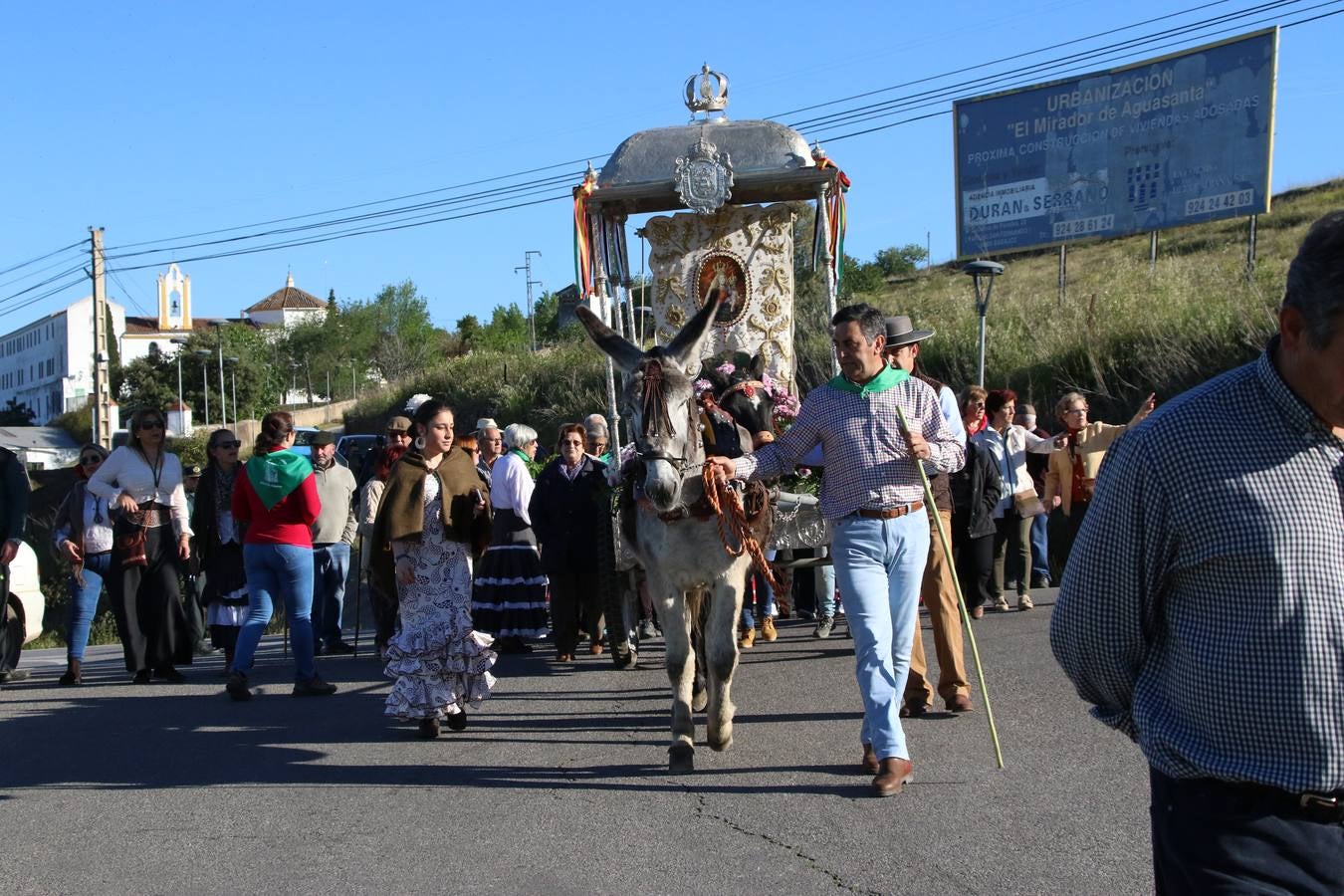 Romeros, carrozas y caballistas han acompañado, esta mañana, en procesión, al Simpecado de Nuestra Señora de Aguasantas, Patrona de Jerez de los Caballeros, hasta la ermita consagrada a su nombre. Durante el camino, no han faltado las perrunillas, la copa de anís, el acompañamiento musical del tamborilero de la Hermandad de La Algaba, Ramón Barragán, y los cánticos y bailes de algunos romeros. Un día de júbilo, convivencia y devoción a Nuestra Señora de Aguasantas que culminará, esta tarde, a las 20 horas, con el rezo del Santo Rosario en la citada ermita y el canto de la Salve a la Virgen.