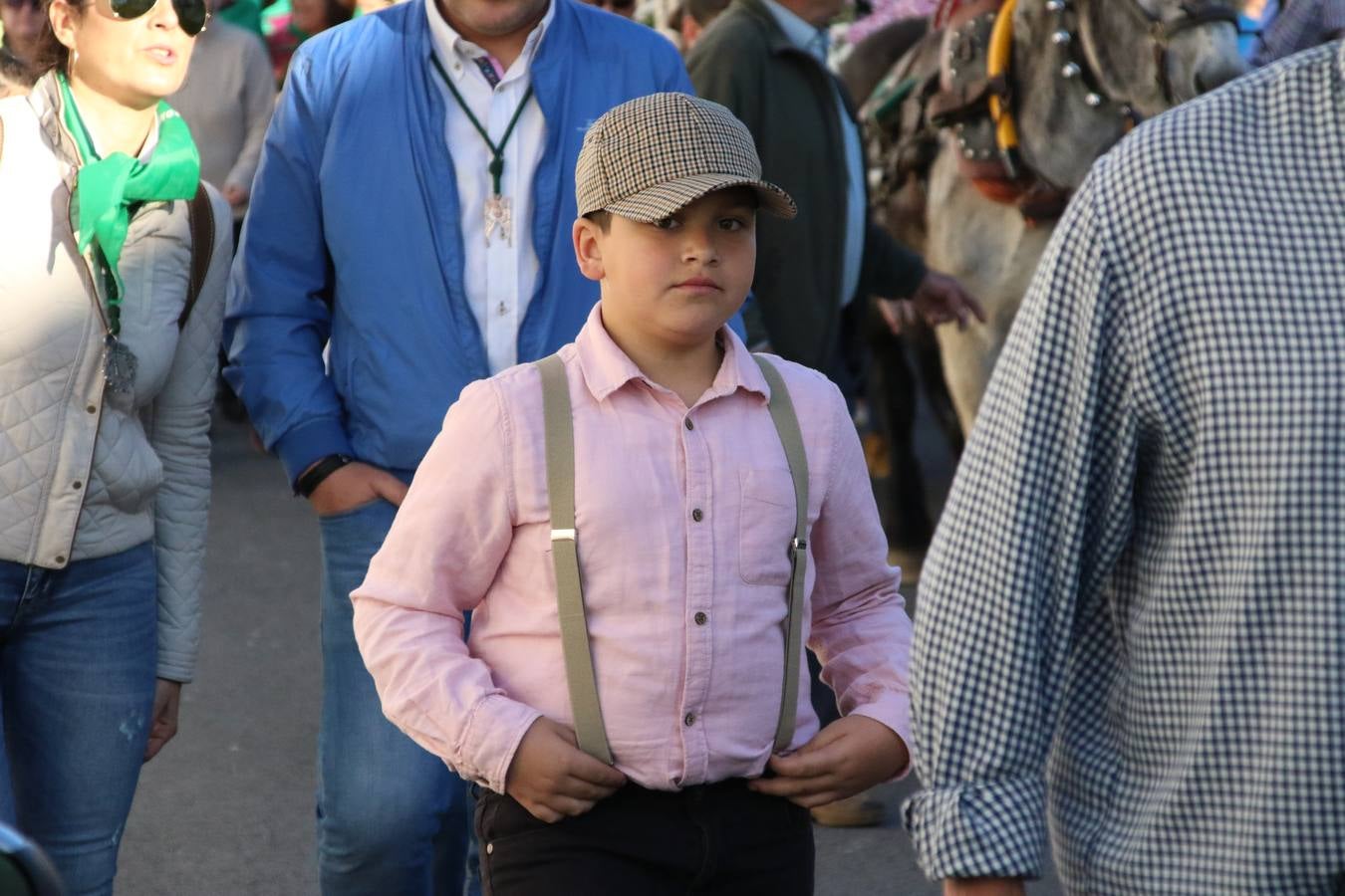 Romeros, carrozas y caballistas han acompañado, esta mañana, en procesión, al Simpecado de Nuestra Señora de Aguasantas, Patrona de Jerez de los Caballeros, hasta la ermita consagrada a su nombre. Durante el camino, no han faltado las perrunillas, la copa de anís, el acompañamiento musical del tamborilero de la Hermandad de La Algaba, Ramón Barragán, y los cánticos y bailes de algunos romeros. Un día de júbilo, convivencia y devoción a Nuestra Señora de Aguasantas que culminará, esta tarde, a las 20 horas, con el rezo del Santo Rosario en la citada ermita y el canto de la Salve a la Virgen.