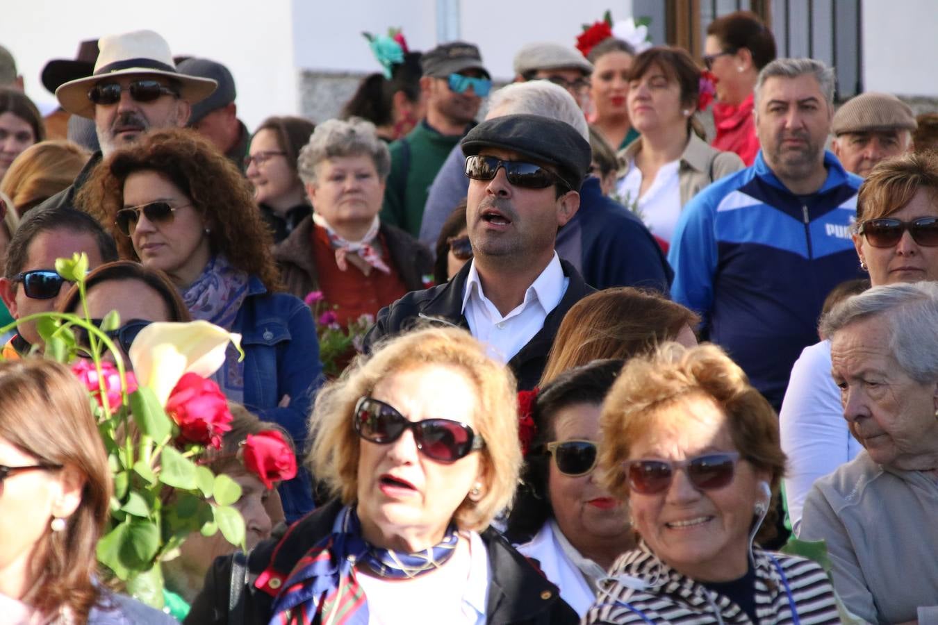 Romeros, carrozas y caballistas han acompañado, esta mañana, en procesión, al Simpecado de Nuestra Señora de Aguasantas, Patrona de Jerez de los Caballeros, hasta la ermita consagrada a su nombre. Durante el camino, no han faltado las perrunillas, la copa de anís, el acompañamiento musical del tamborilero de la Hermandad de La Algaba, Ramón Barragán, y los cánticos y bailes de algunos romeros. Un día de júbilo, convivencia y devoción a Nuestra Señora de Aguasantas que culminará, esta tarde, a las 20 horas, con el rezo del Santo Rosario en la citada ermita y el canto de la Salve a la Virgen.