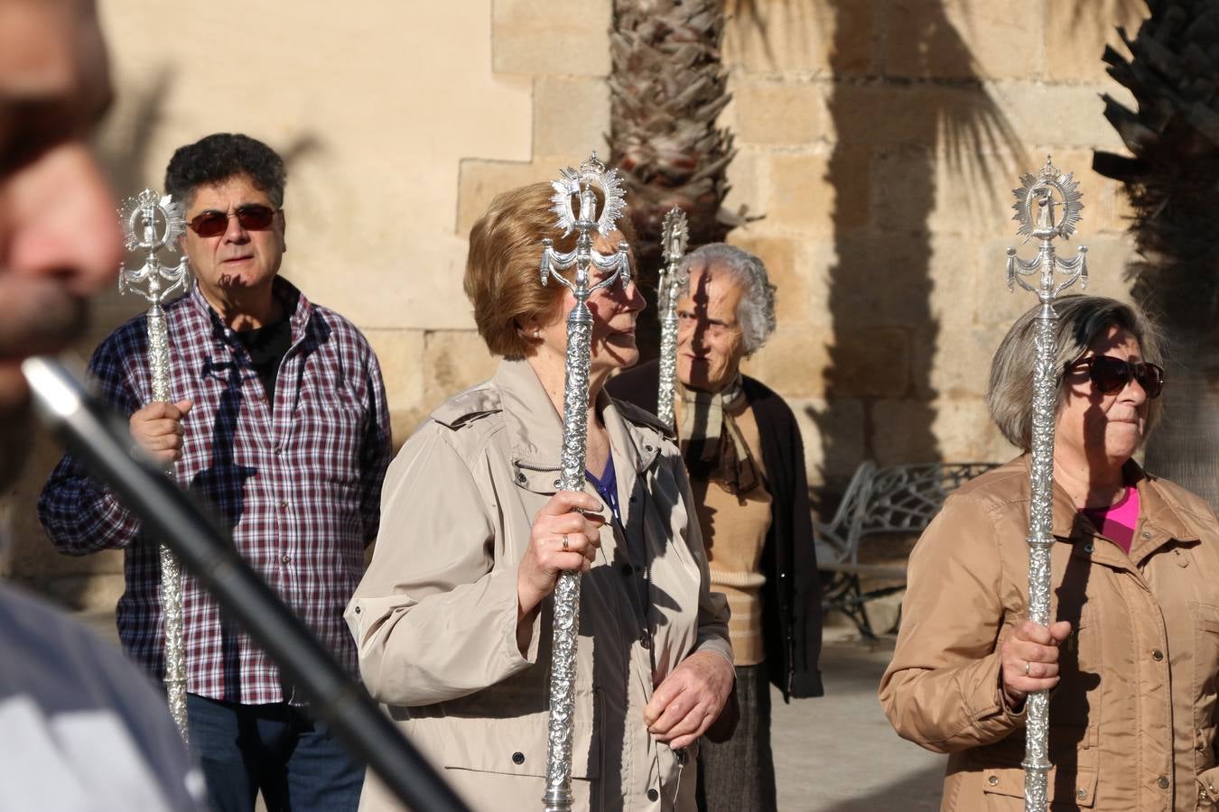 Romeros, carrozas y caballistas han acompañado, esta mañana, en procesión, al Simpecado de Nuestra Señora de Aguasantas, Patrona de Jerez de los Caballeros, hasta la ermita consagrada a su nombre. Durante el camino, no han faltado las perrunillas, la copa de anís, el acompañamiento musical del tamborilero de la Hermandad de La Algaba, Ramón Barragán, y los cánticos y bailes de algunos romeros. Un día de júbilo, convivencia y devoción a Nuestra Señora de Aguasantas que culminará, esta tarde, a las 20 horas, con el rezo del Santo Rosario en la citada ermita y el canto de la Salve a la Virgen.