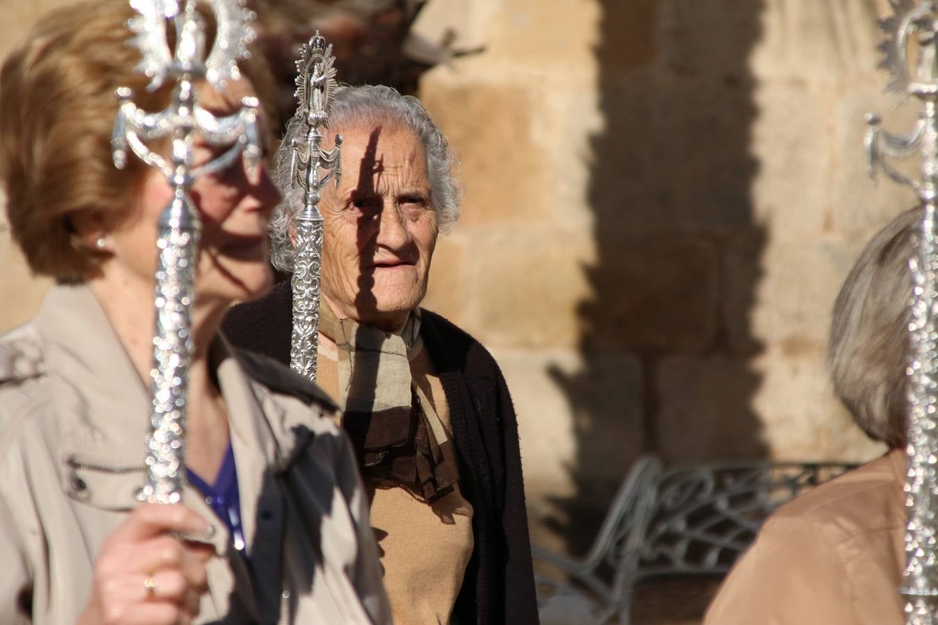 Romeros, carrozas y caballistas han acompañado, esta mañana, en procesión, al Simpecado de Nuestra Señora de Aguasantas, Patrona de Jerez de los Caballeros, hasta la ermita consagrada a su nombre. Durante el camino, no han faltado las perrunillas, la copa de anís, el acompañamiento musical del tamborilero de la Hermandad de La Algaba, Ramón Barragán, y los cánticos y bailes de algunos romeros. Un día de júbilo, convivencia y devoción a Nuestra Señora de Aguasantas que culminará, esta tarde, a las 20 horas, con el rezo del Santo Rosario en la citada ermita y el canto de la Salve a la Virgen.