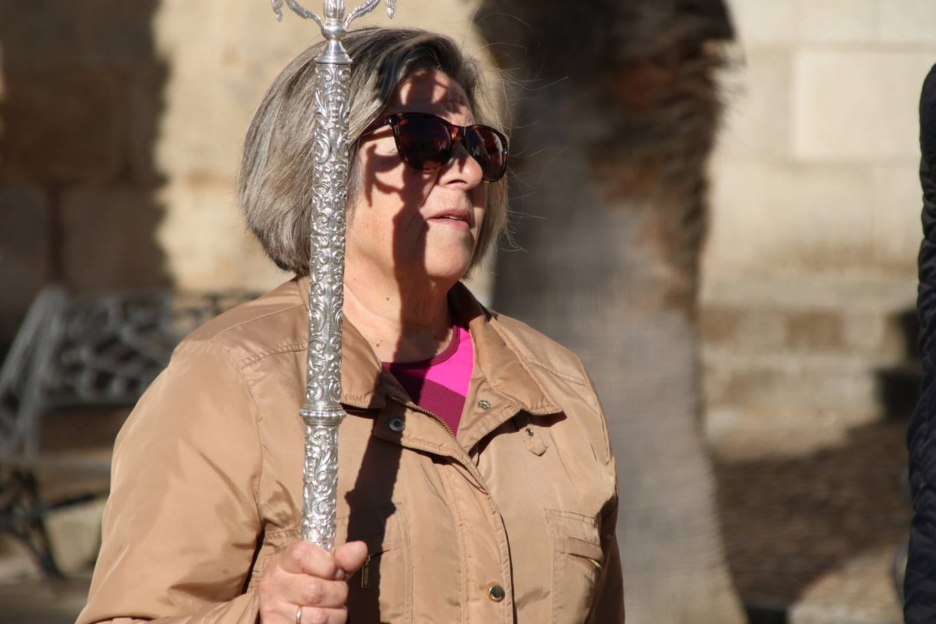 Romeros, carrozas y caballistas han acompañado, esta mañana, en procesión, al Simpecado de Nuestra Señora de Aguasantas, Patrona de Jerez de los Caballeros, hasta la ermita consagrada a su nombre. Durante el camino, no han faltado las perrunillas, la copa de anís, el acompañamiento musical del tamborilero de la Hermandad de La Algaba, Ramón Barragán, y los cánticos y bailes de algunos romeros. Un día de júbilo, convivencia y devoción a Nuestra Señora de Aguasantas que culminará, esta tarde, a las 20 horas, con el rezo del Santo Rosario en la citada ermita y el canto de la Salve a la Virgen.