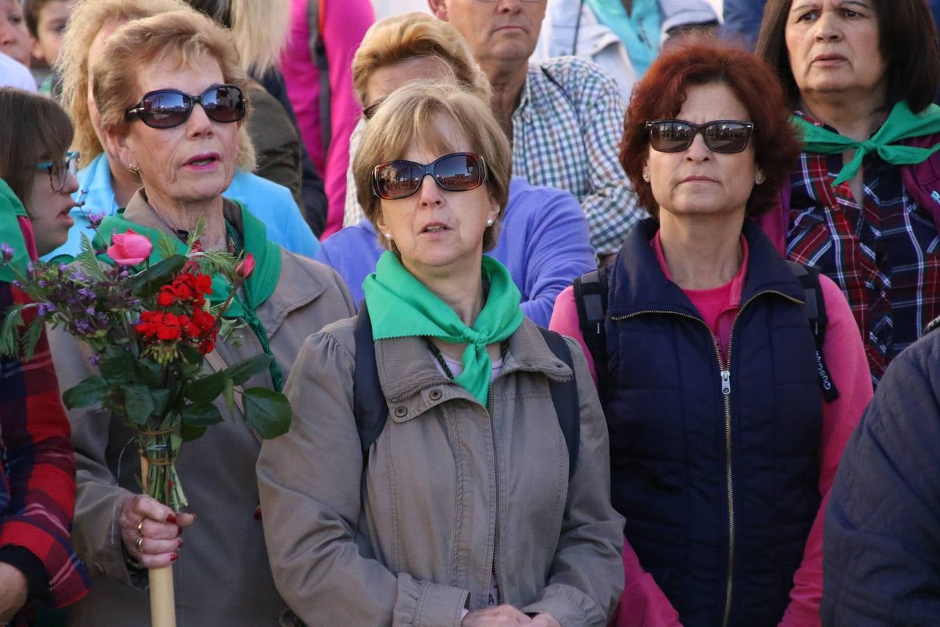 Romeros, carrozas y caballistas han acompañado, esta mañana, en procesión, al Simpecado de Nuestra Señora de Aguasantas, Patrona de Jerez de los Caballeros, hasta la ermita consagrada a su nombre. Durante el camino, no han faltado las perrunillas, la copa de anís, el acompañamiento musical del tamborilero de la Hermandad de La Algaba, Ramón Barragán, y los cánticos y bailes de algunos romeros. Un día de júbilo, convivencia y devoción a Nuestra Señora de Aguasantas que culminará, esta tarde, a las 20 horas, con el rezo del Santo Rosario en la citada ermita y el canto de la Salve a la Virgen.