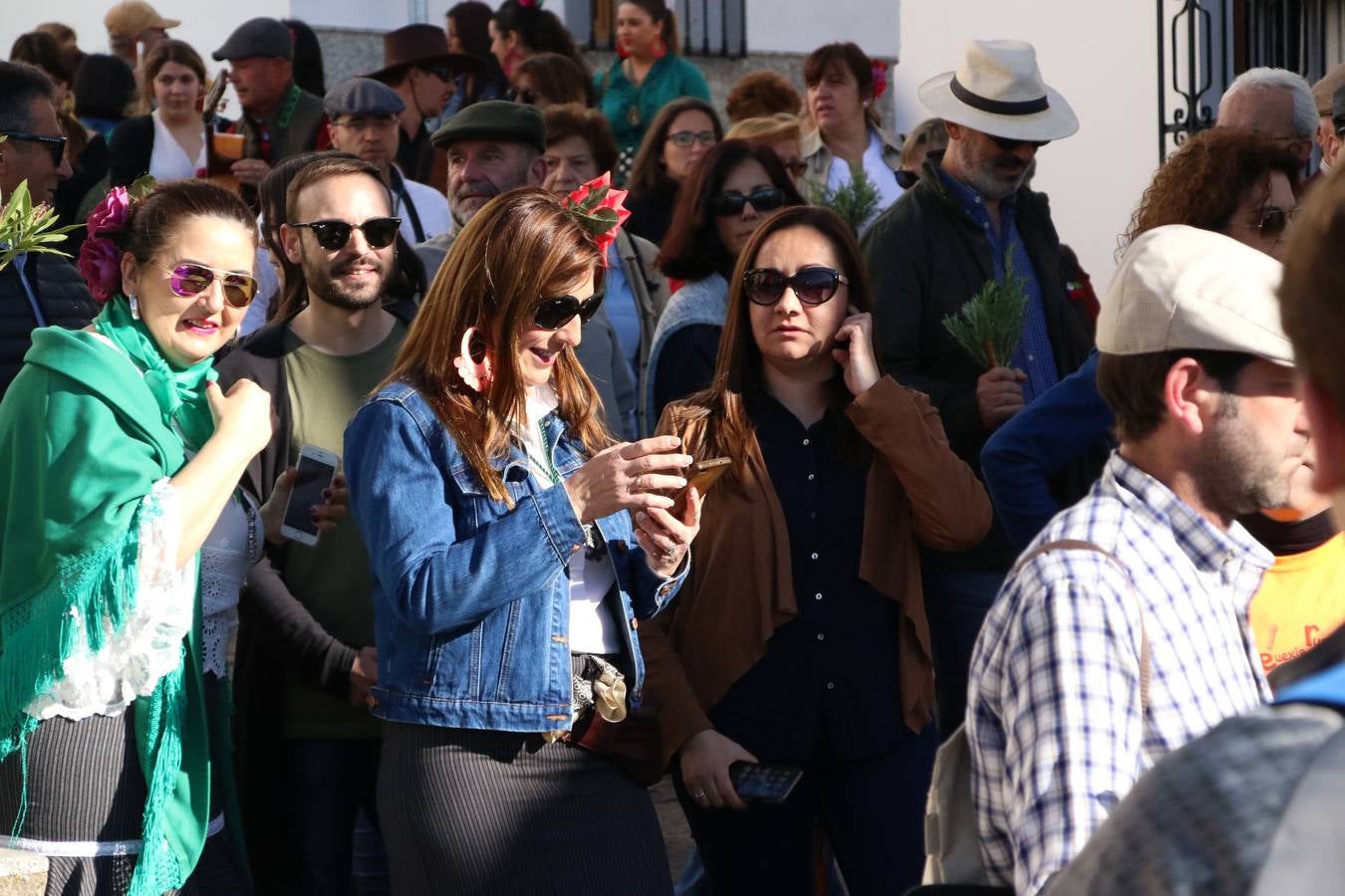 Romeros, carrozas y caballistas han acompañado, esta mañana, en procesión, al Simpecado de Nuestra Señora de Aguasantas, Patrona de Jerez de los Caballeros, hasta la ermita consagrada a su nombre. Durante el camino, no han faltado las perrunillas, la copa de anís, el acompañamiento musical del tamborilero de la Hermandad de La Algaba, Ramón Barragán, y los cánticos y bailes de algunos romeros. Un día de júbilo, convivencia y devoción a Nuestra Señora de Aguasantas que culminará, esta tarde, a las 20 horas, con el rezo del Santo Rosario en la citada ermita y el canto de la Salve a la Virgen.