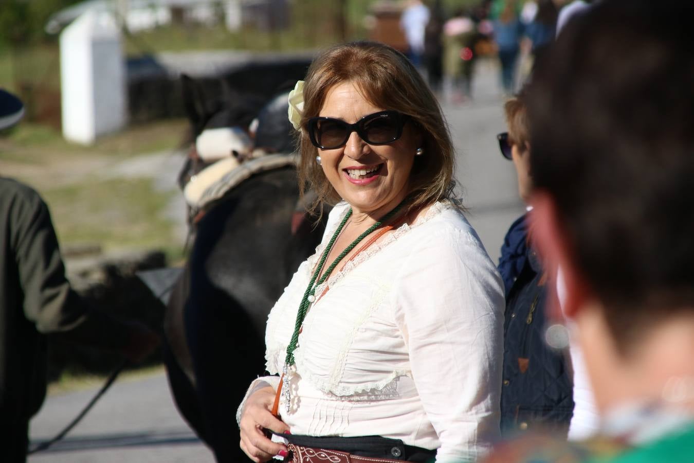 Romeros, carrozas y caballistas han acompañado, esta mañana, en procesión, al Simpecado de Nuestra Señora de Aguasantas, Patrona de Jerez de los Caballeros, hasta la ermita consagrada a su nombre. Durante el camino, no han faltado las perrunillas, la copa de anís, el acompañamiento musical del tamborilero de la Hermandad de La Algaba, Ramón Barragán, y los cánticos y bailes de algunos romeros. Un día de júbilo, convivencia y devoción a Nuestra Señora de Aguasantas que culminará, esta tarde, a las 20 horas, con el rezo del Santo Rosario en la citada ermita y el canto de la Salve a la Virgen.