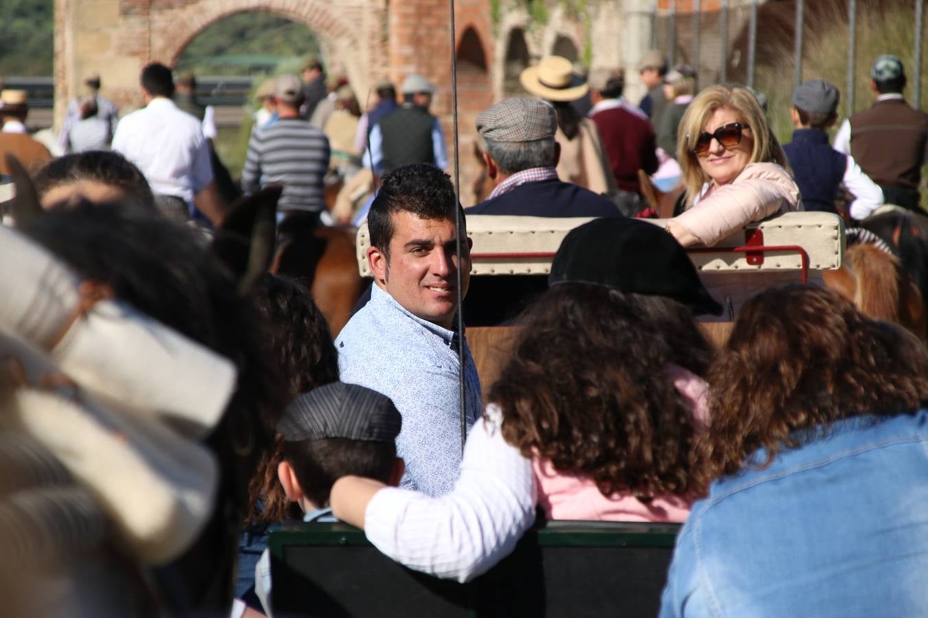 Romeros, carrozas y caballistas han acompañado, esta mañana, en procesión, al Simpecado de Nuestra Señora de Aguasantas, Patrona de Jerez de los Caballeros, hasta la ermita consagrada a su nombre. Durante el camino, no han faltado las perrunillas, la copa de anís, el acompañamiento musical del tamborilero de la Hermandad de La Algaba, Ramón Barragán, y los cánticos y bailes de algunos romeros. Un día de júbilo, convivencia y devoción a Nuestra Señora de Aguasantas que culminará, esta tarde, a las 20 horas, con el rezo del Santo Rosario en la citada ermita y el canto de la Salve a la Virgen.