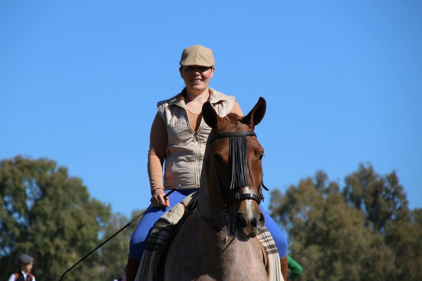 Romeros, carrozas y caballistas han acompañado, esta mañana, en procesión, al Simpecado de Nuestra Señora de Aguasantas, Patrona de Jerez de los Caballeros, hasta la ermita consagrada a su nombre. Durante el camino, no han faltado las perrunillas, la copa de anís, el acompañamiento musical del tamborilero de la Hermandad de La Algaba, Ramón Barragán, y los cánticos y bailes de algunos romeros. Un día de júbilo, convivencia y devoción a Nuestra Señora de Aguasantas que culminará, esta tarde, a las 20 horas, con el rezo del Santo Rosario en la citada ermita y el canto de la Salve a la Virgen.