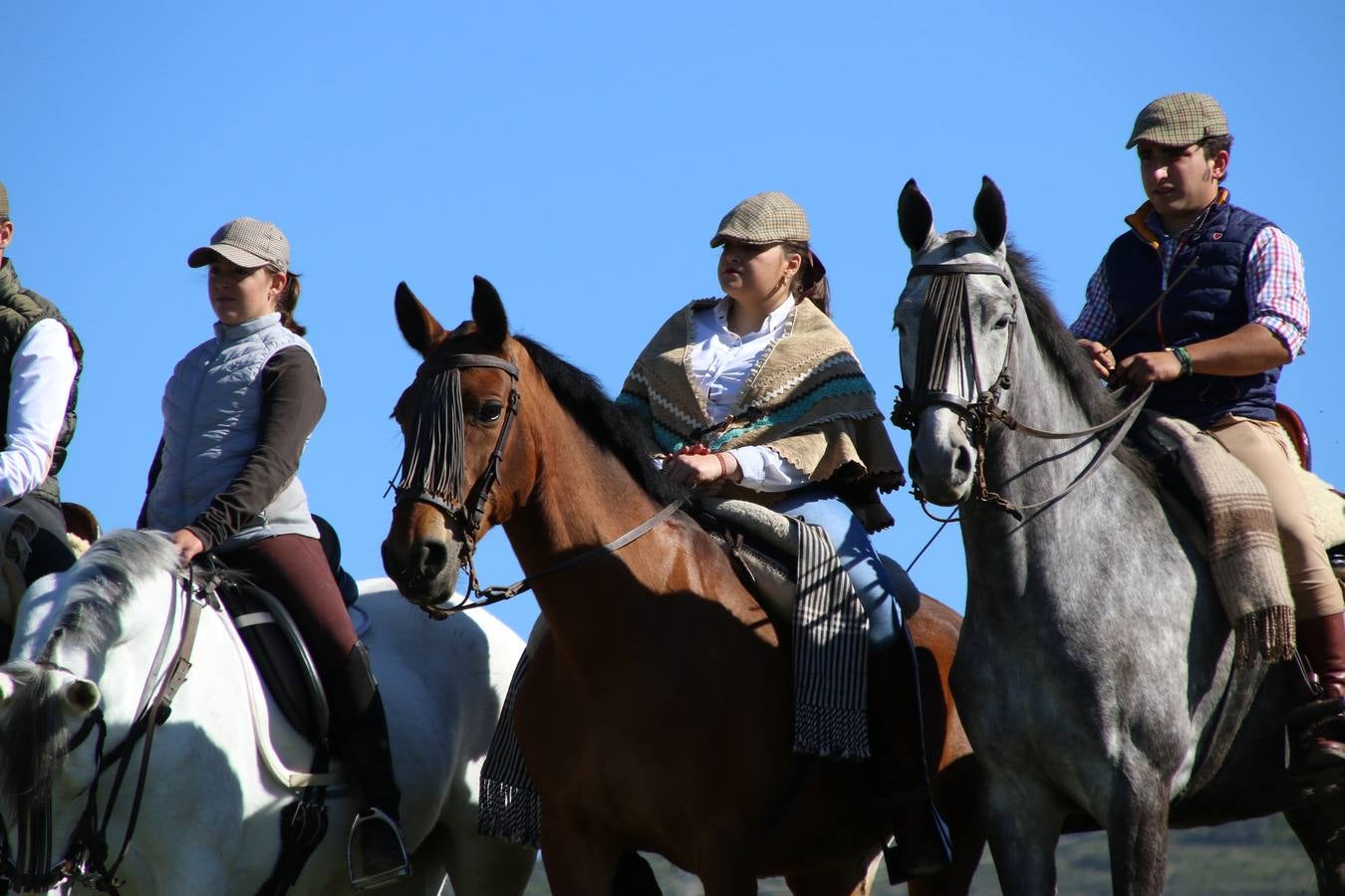 Romeros, carrozas y caballistas han acompañado, esta mañana, en procesión, al Simpecado de Nuestra Señora de Aguasantas, Patrona de Jerez de los Caballeros, hasta la ermita consagrada a su nombre. Durante el camino, no han faltado las perrunillas, la copa de anís, el acompañamiento musical del tamborilero de la Hermandad de La Algaba, Ramón Barragán, y los cánticos y bailes de algunos romeros. Un día de júbilo, convivencia y devoción a Nuestra Señora de Aguasantas que culminará, esta tarde, a las 20 horas, con el rezo del Santo Rosario en la citada ermita y el canto de la Salve a la Virgen.