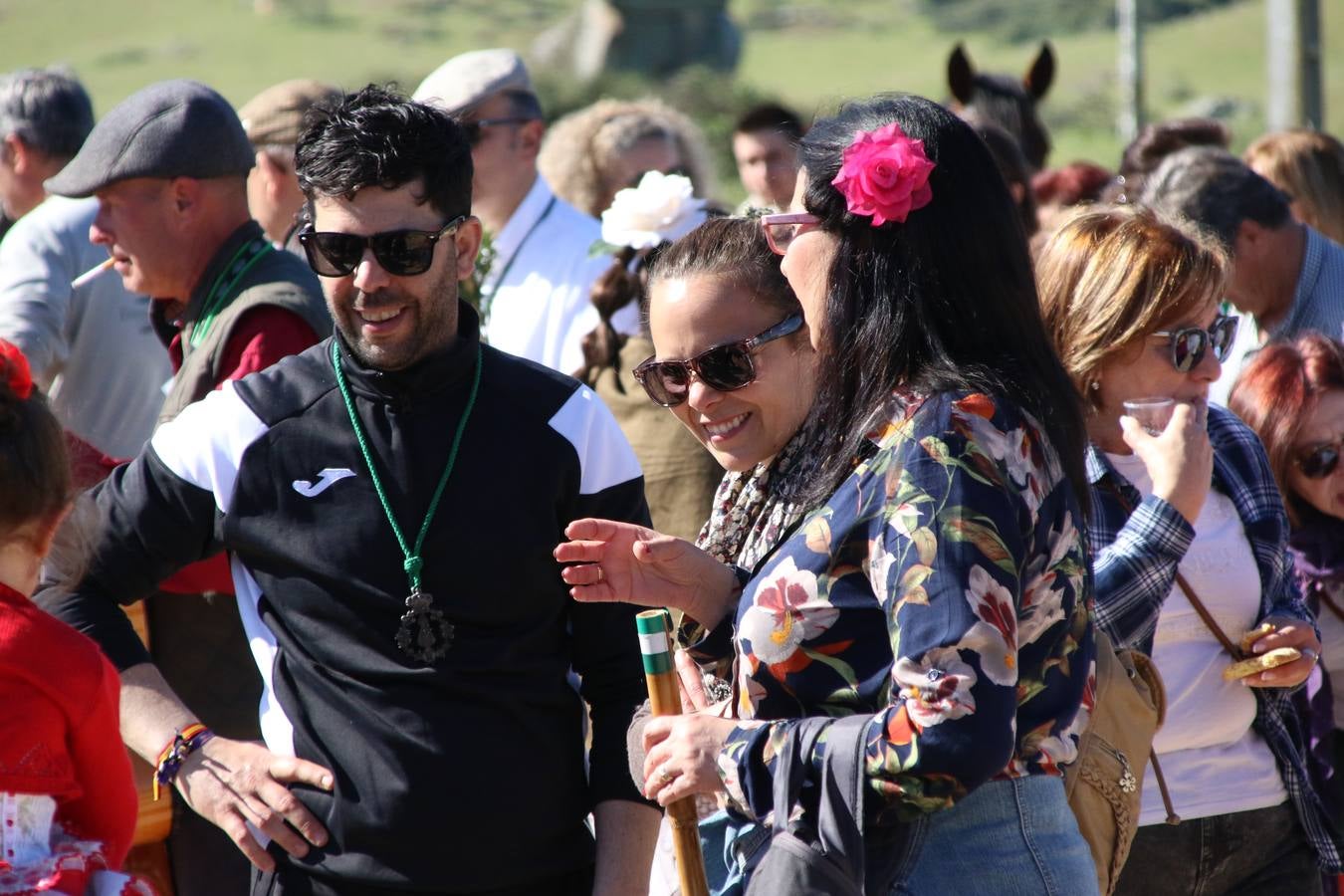 Romeros, carrozas y caballistas han acompañado, esta mañana, en procesión, al Simpecado de Nuestra Señora de Aguasantas, Patrona de Jerez de los Caballeros, hasta la ermita consagrada a su nombre. Durante el camino, no han faltado las perrunillas, la copa de anís, el acompañamiento musical del tamborilero de la Hermandad de La Algaba, Ramón Barragán, y los cánticos y bailes de algunos romeros. Un día de júbilo, convivencia y devoción a Nuestra Señora de Aguasantas que culminará, esta tarde, a las 20 horas, con el rezo del Santo Rosario en la citada ermita y el canto de la Salve a la Virgen.